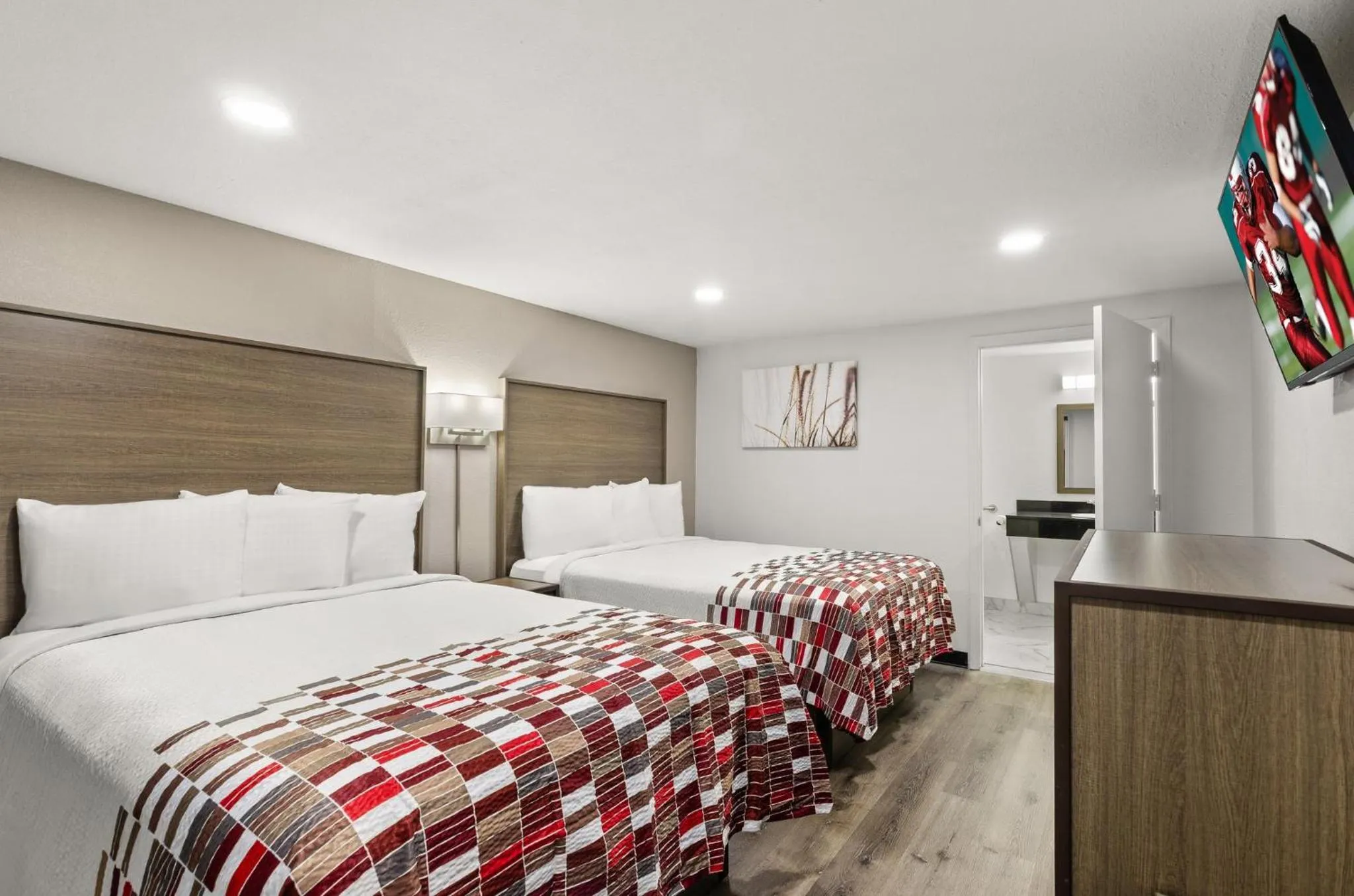 Photo of the whole room, Bed in Red Roof Inn Wytheville