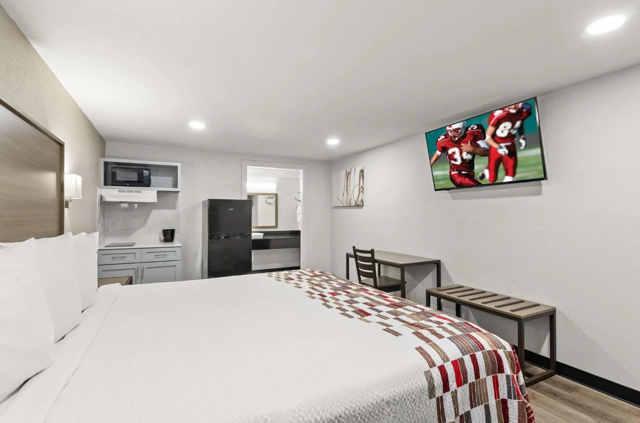 Photo of the whole room, Bed in Red Roof Inn Wytheville