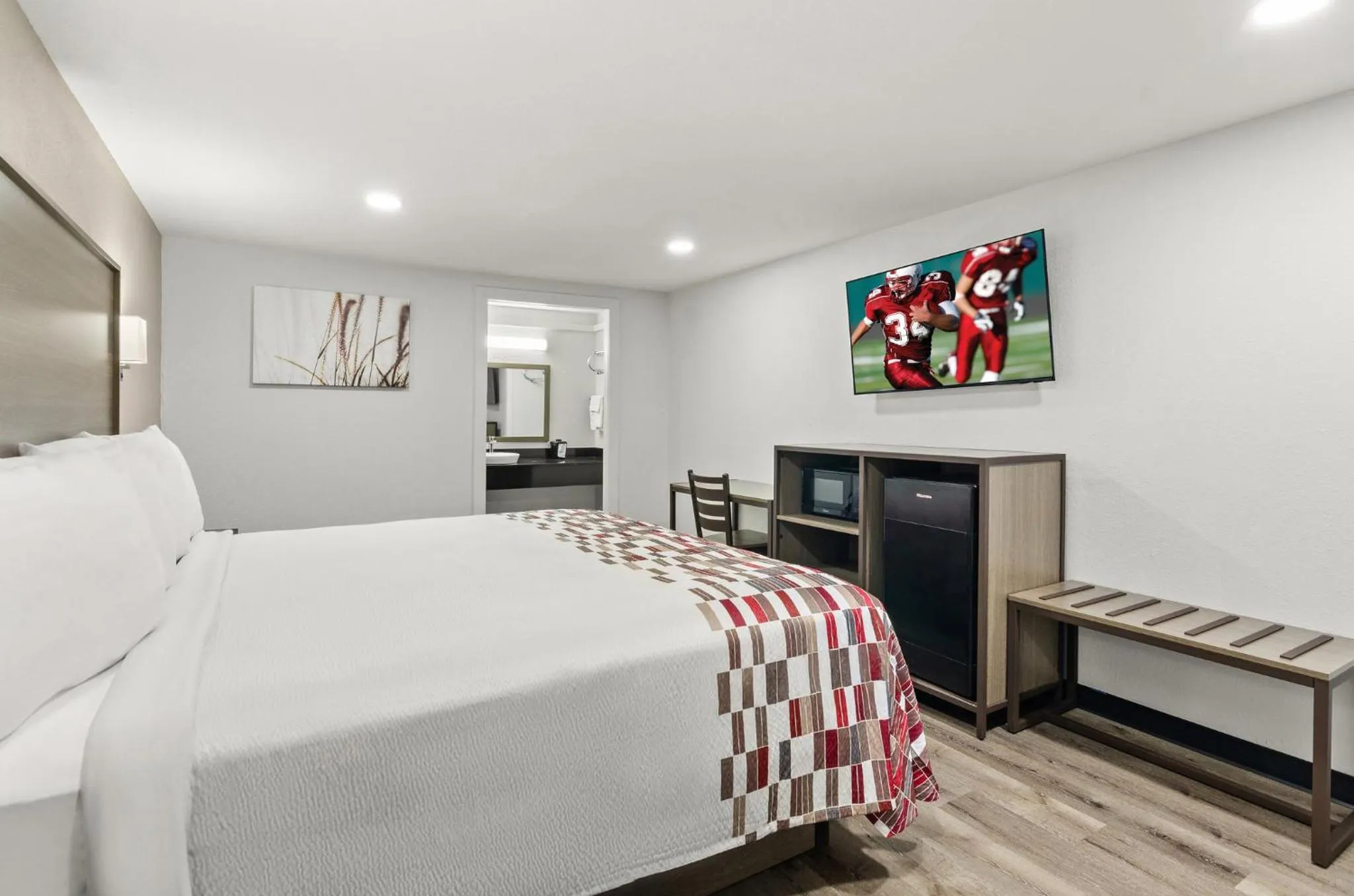 Photo of the whole room, Bed in Red Roof Inn Wytheville