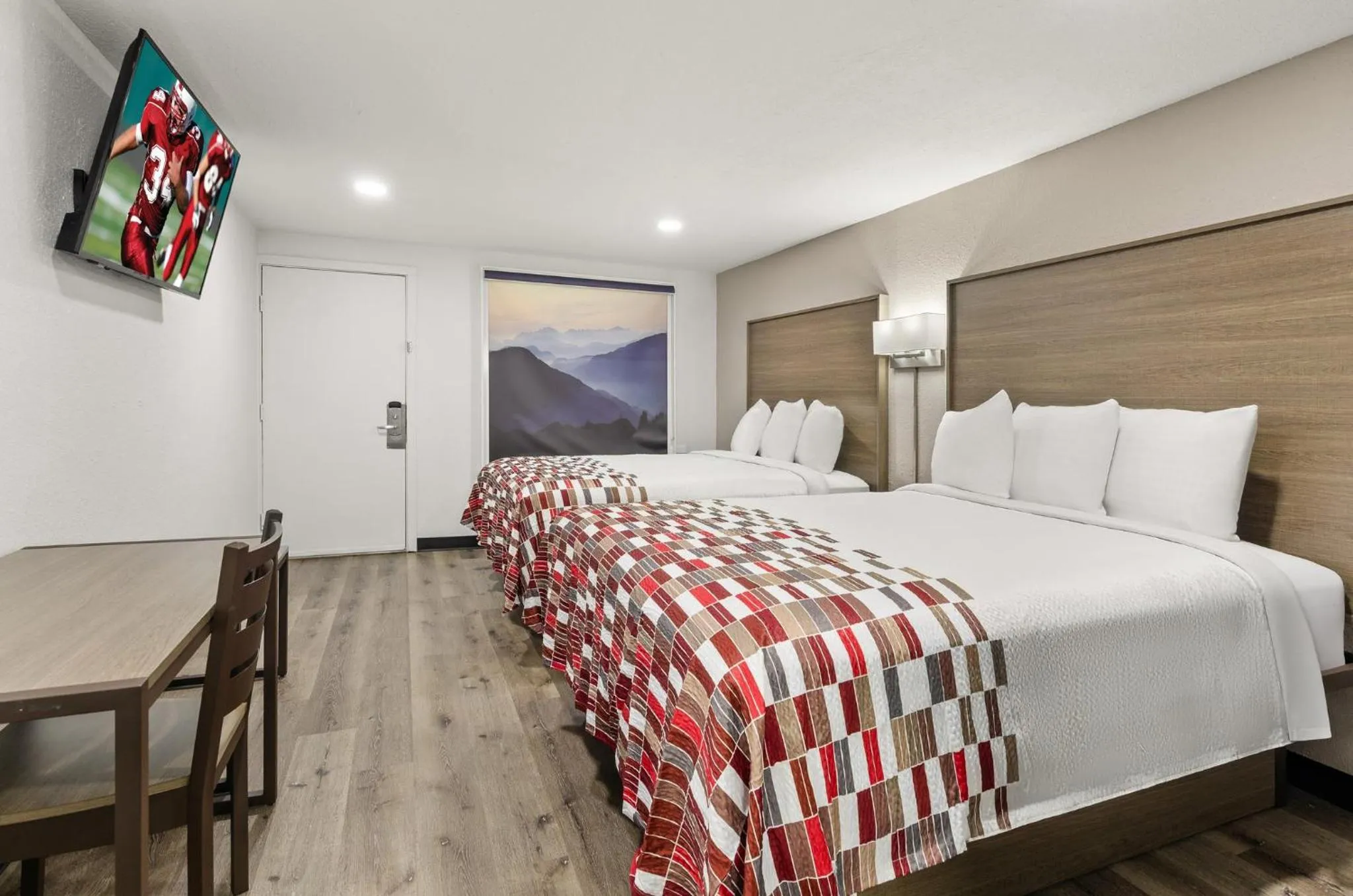 Photo of the whole room, Bed in Red Roof Inn Wytheville