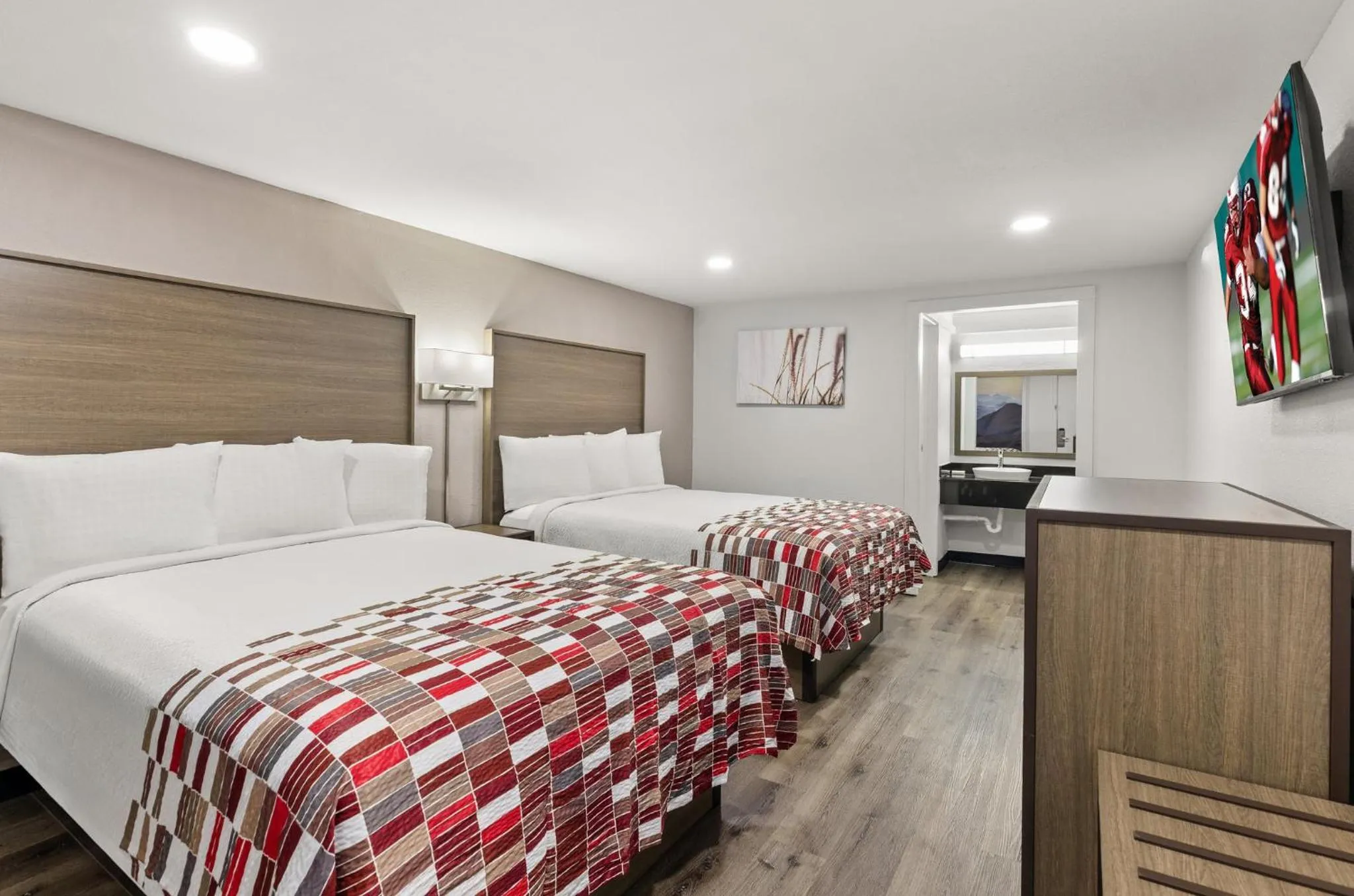 Photo of the whole room, Bed in Red Roof Inn Wytheville