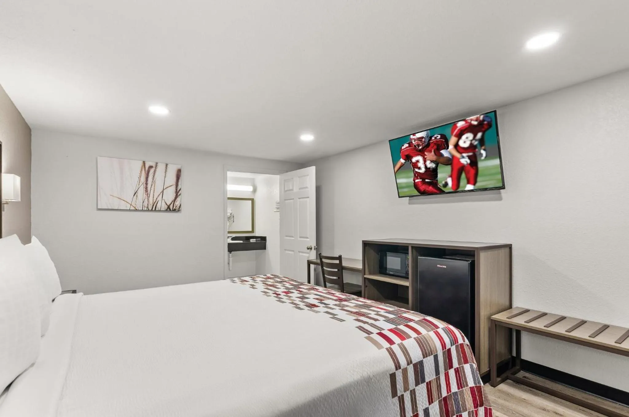 Photo of the whole room, Bed in Red Roof Inn Wytheville