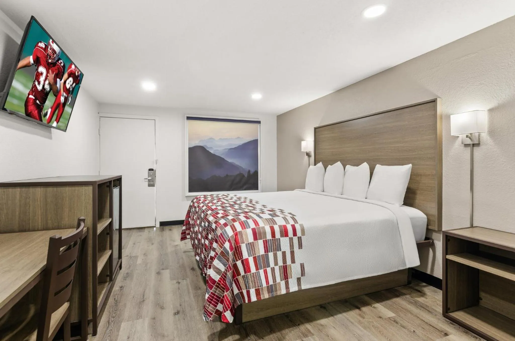 Photo of the whole room, Bed in Red Roof Inn Wytheville