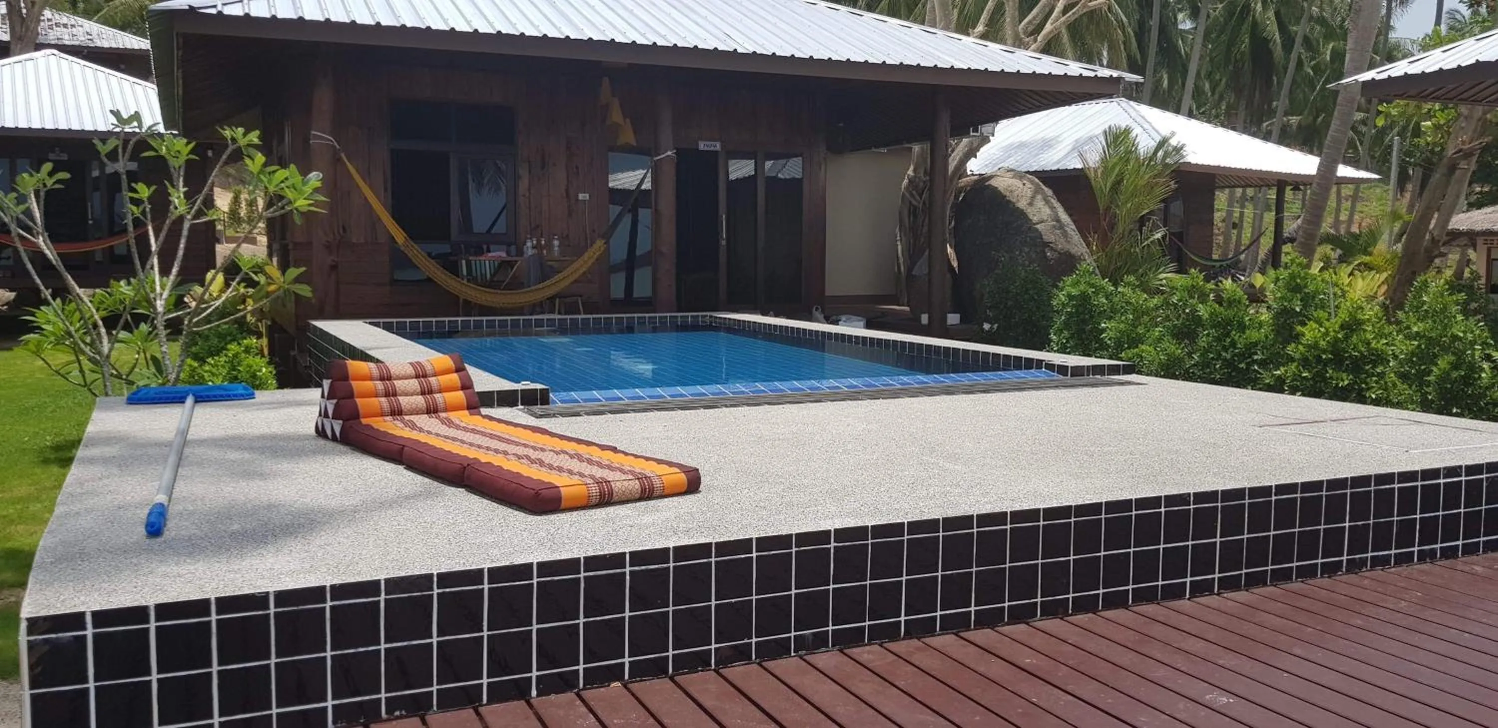 Swimming pool in Itsara bungalow