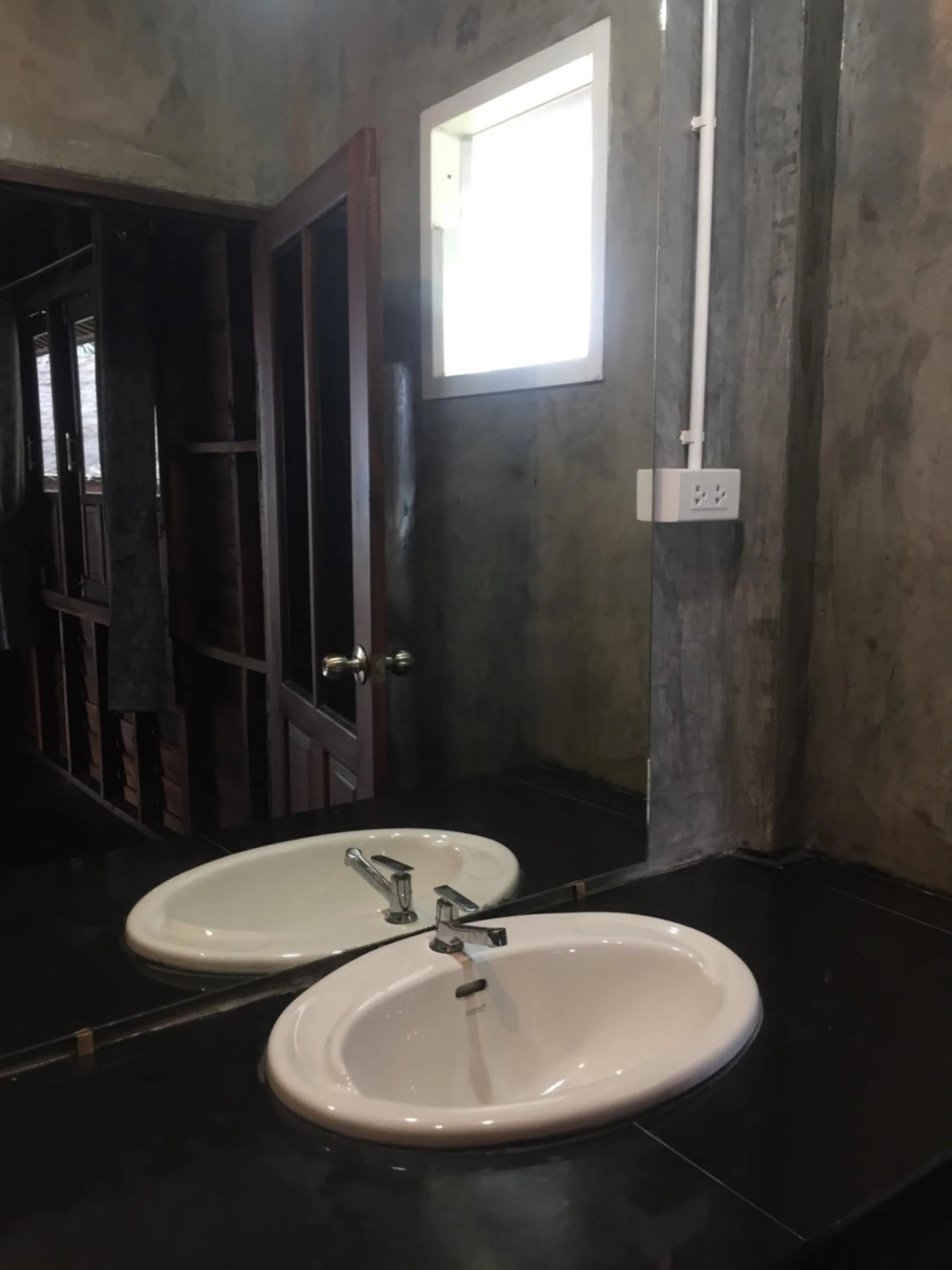 Bathroom in Itsara bungalow