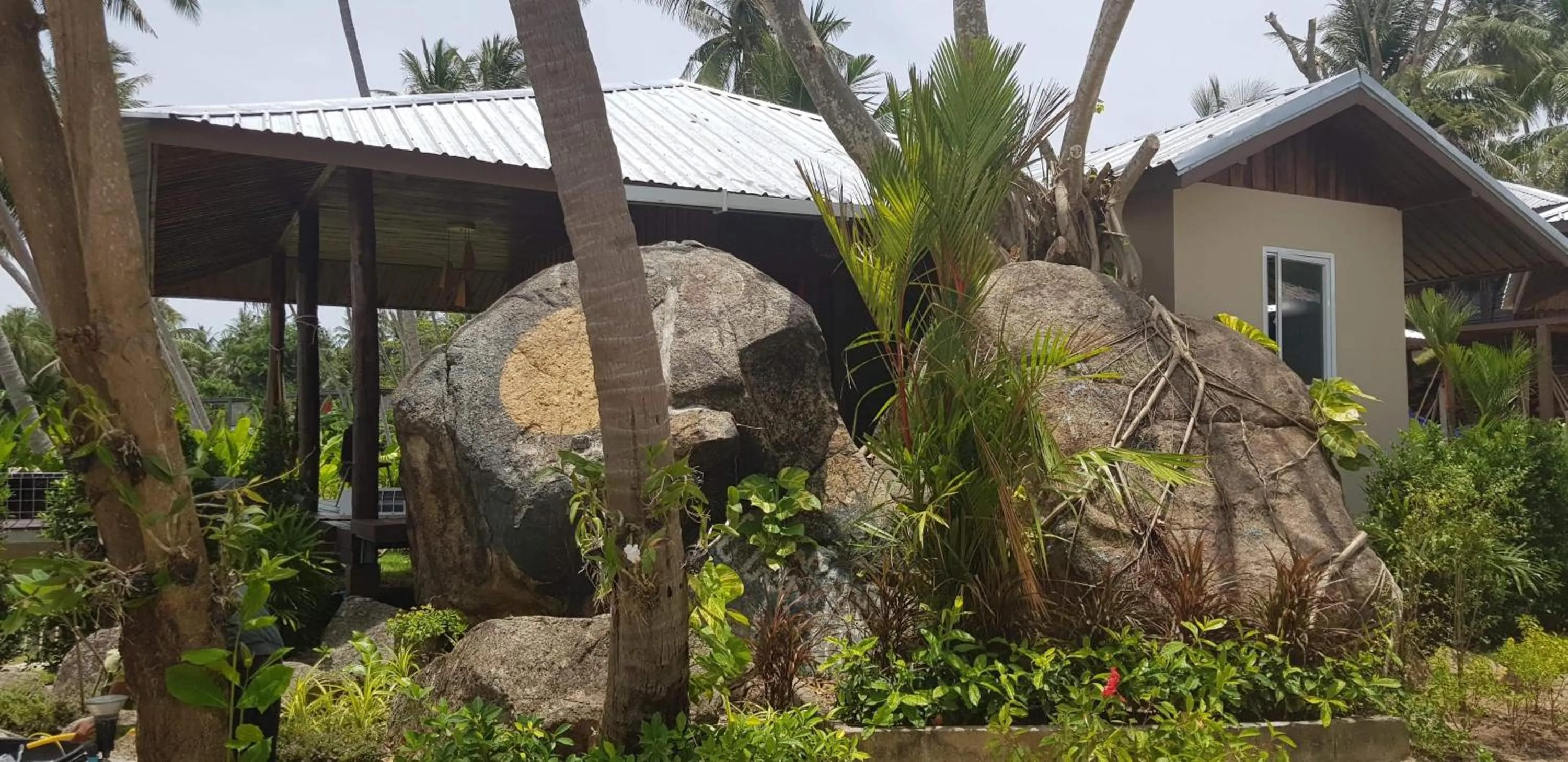 Garden in Itsara bungalow
