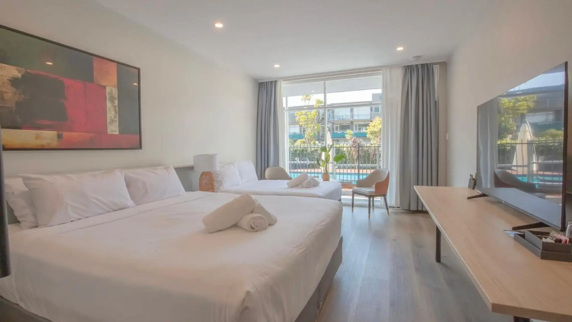 Pool view, Bed in The Parkmore Hotel Pool view, Bed in The Parkmore Hotel