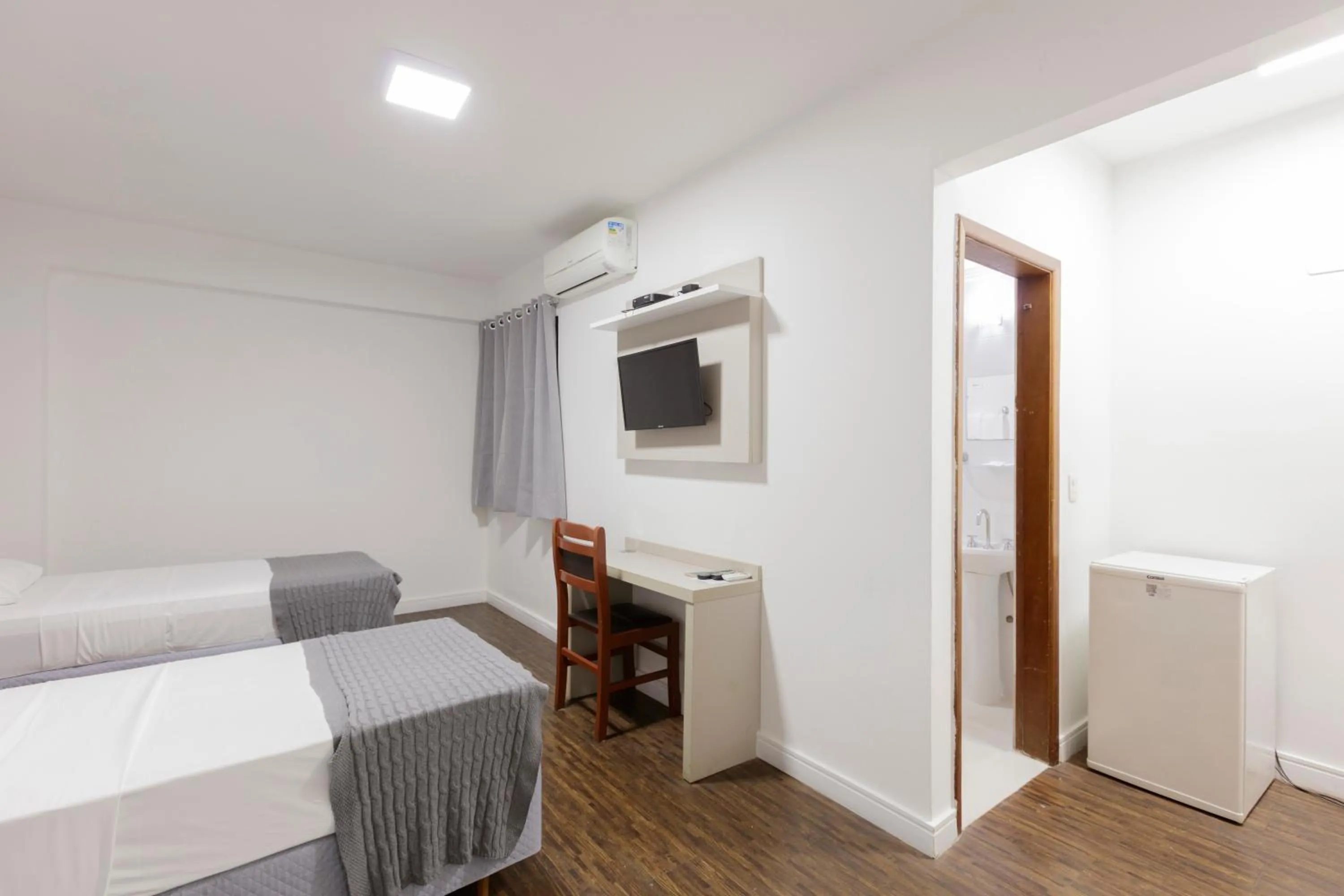 Photo of the whole room, Bed in Cardim Plaza Hotel