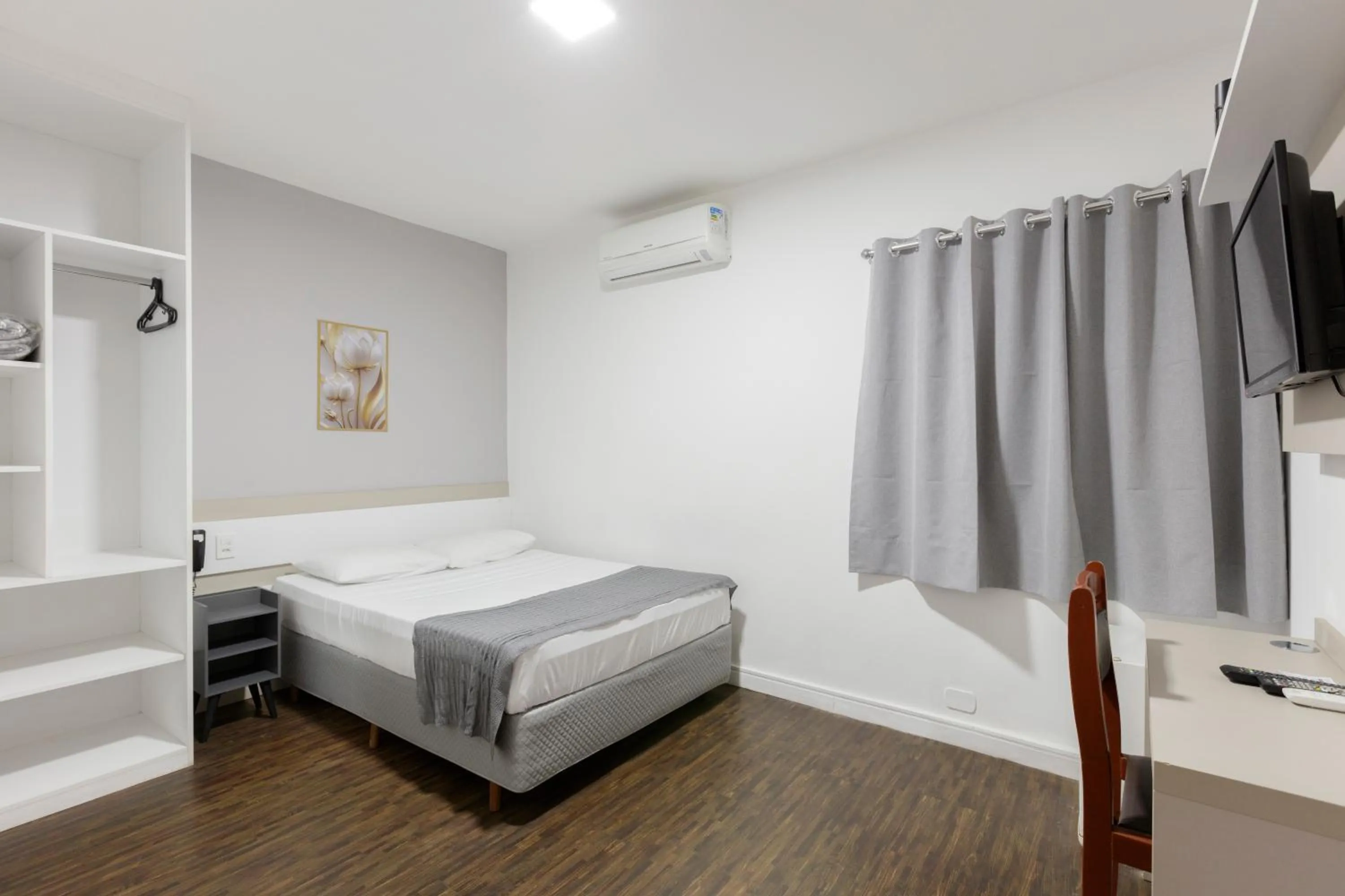 Photo of the whole room, Bed in Cardim Plaza Hotel