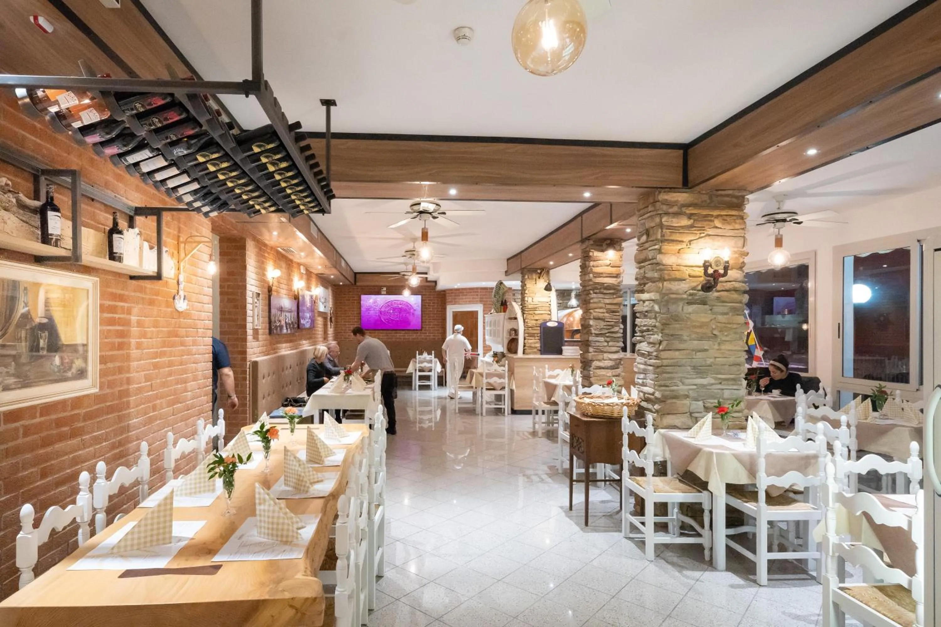 Restaurant/places to eat in Hotel Esperia