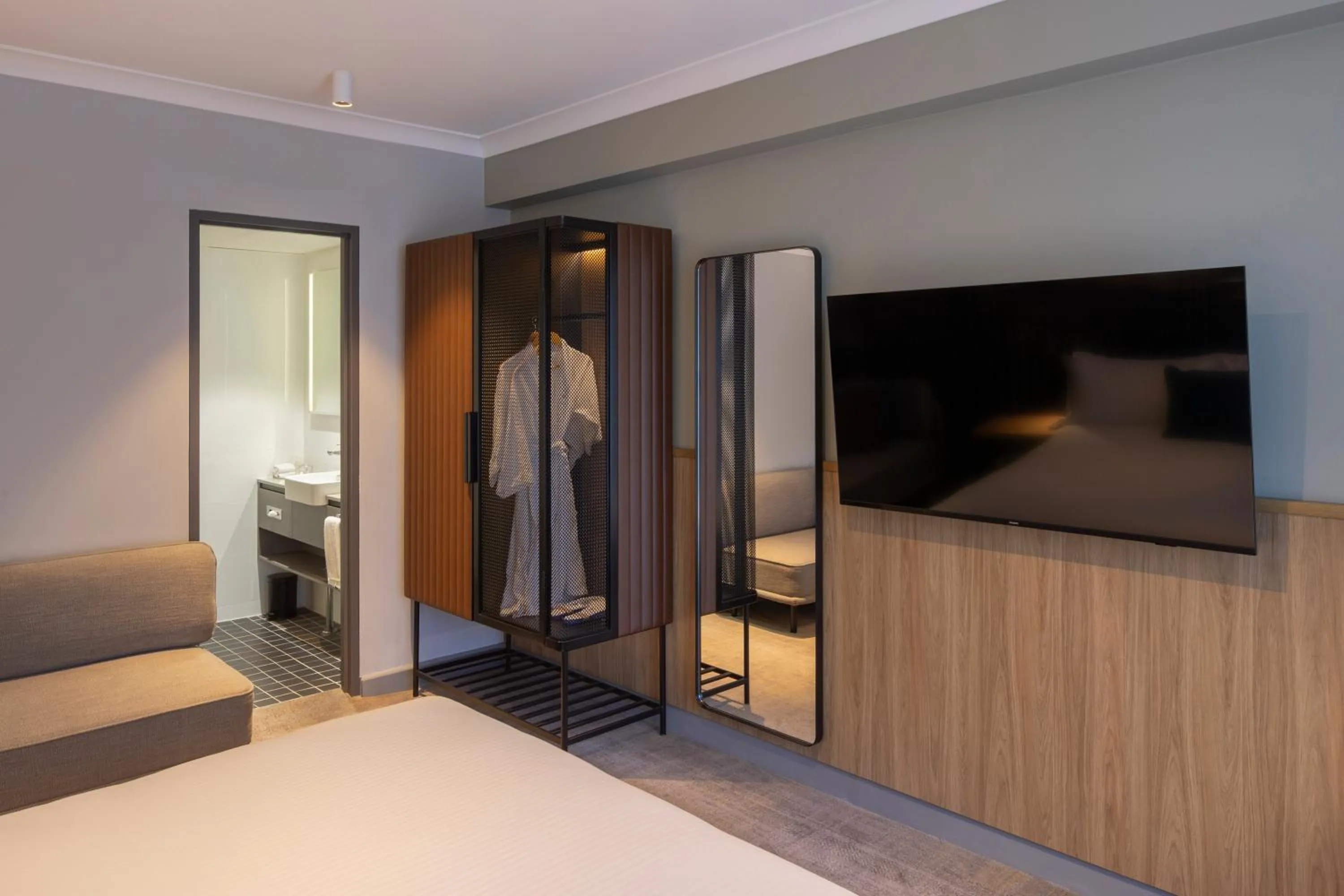 wardrobe, Bed in Novotel Sydney City Centre