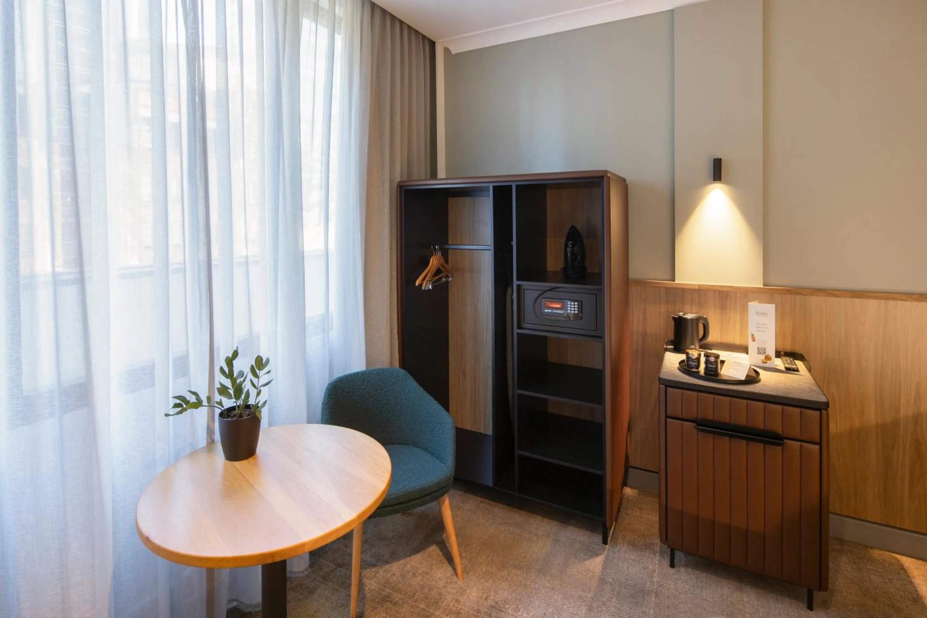 wardrobe in Novotel Sydney City Centre