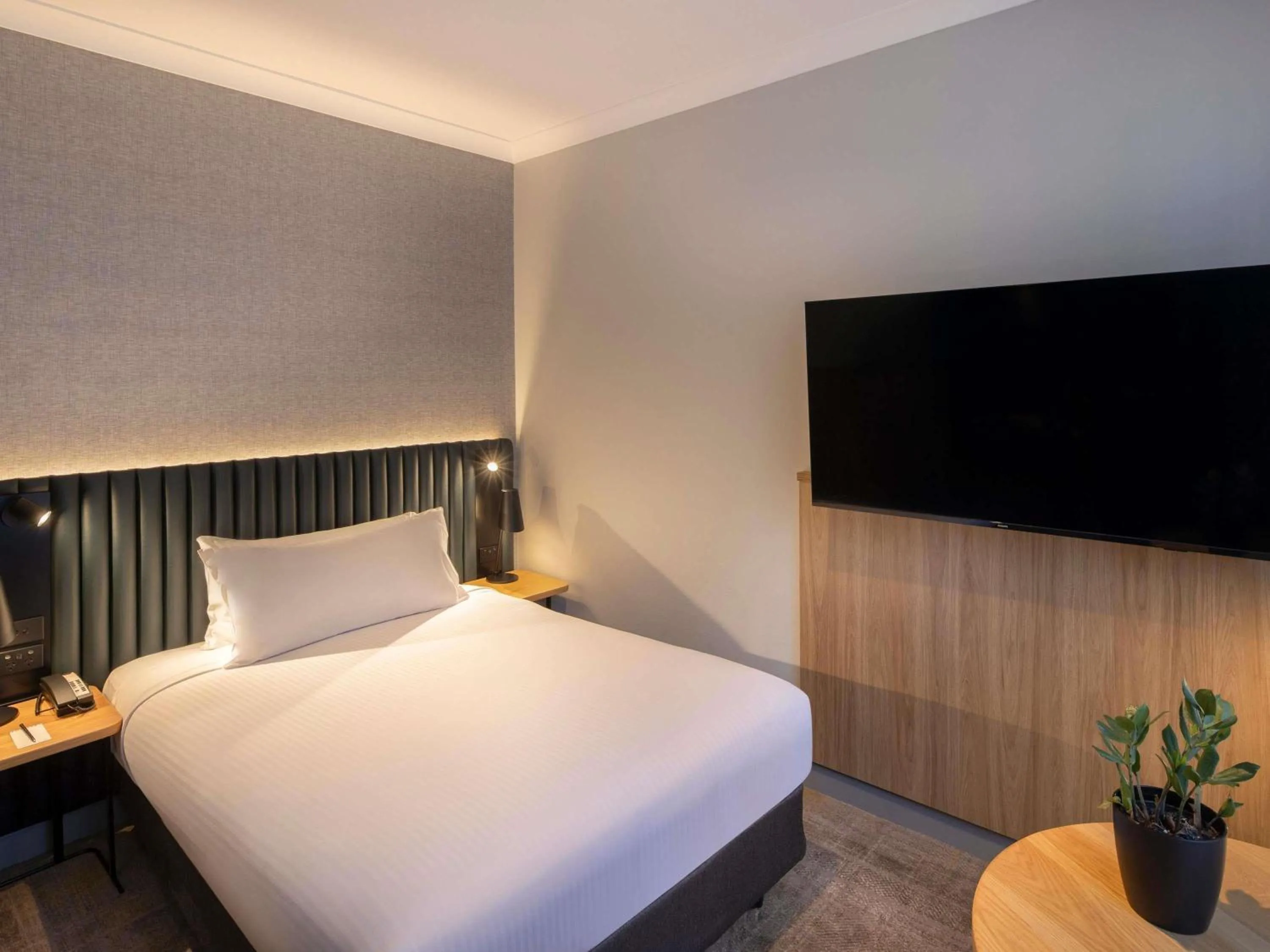 Bedroom, Bed in Novotel Sydney City Centre