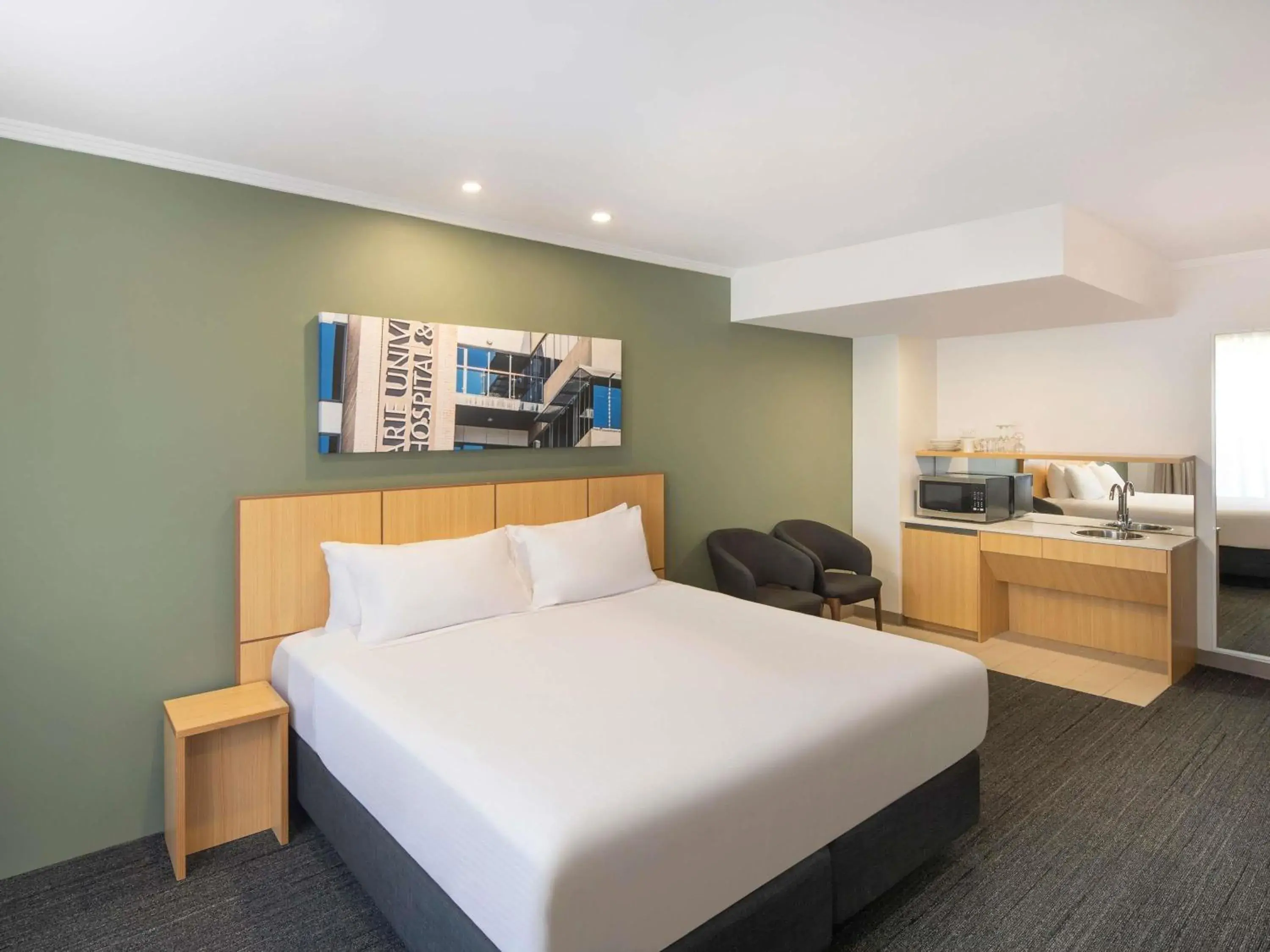 Property building, Bed in Mercure Sydney Macquarie Park Property building, Bed in Mercure Sydney Macquarie Park