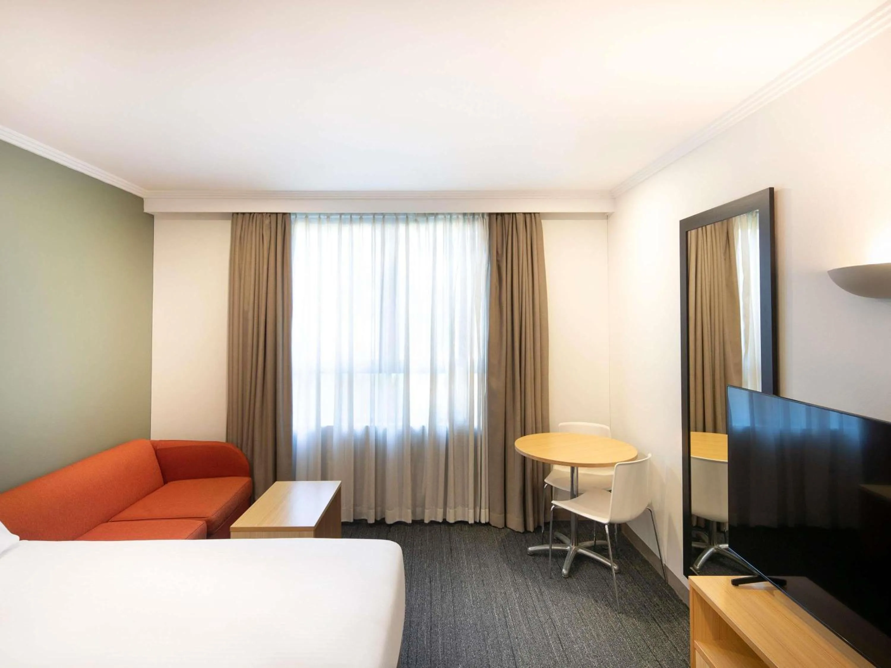 Bedroom, Bed in Mercure Sydney Macquarie Park