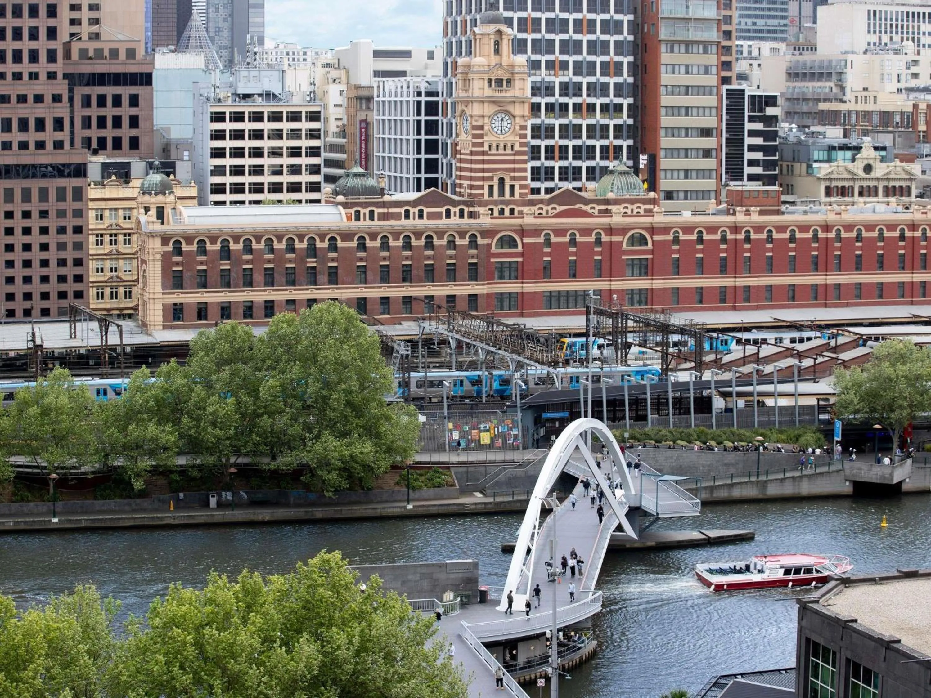 Bedroom in Mercure Melbourne Southbank
