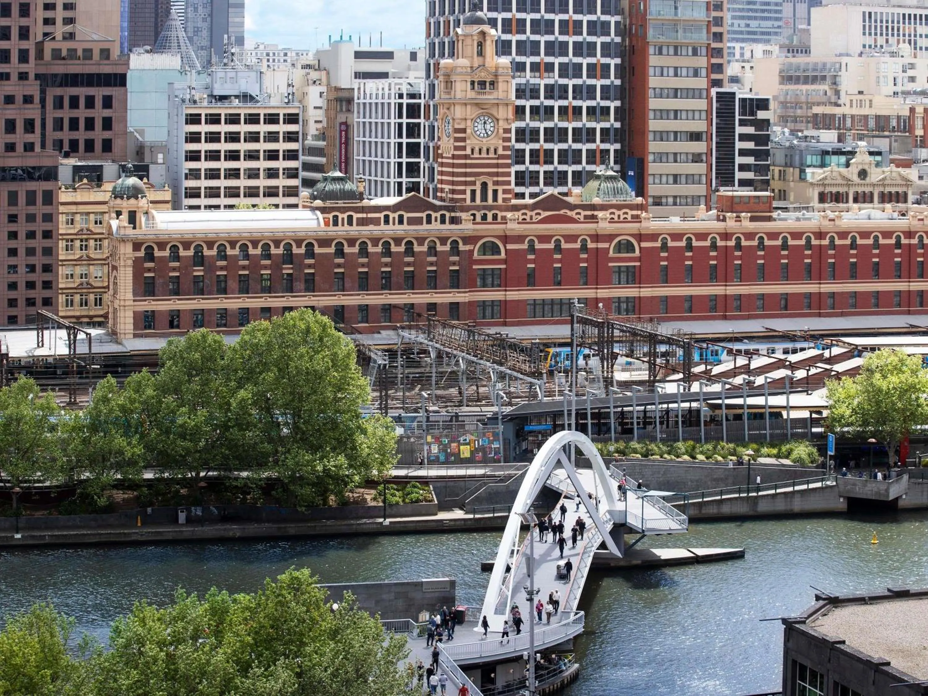 Bedroom in Mercure Melbourne Southbank