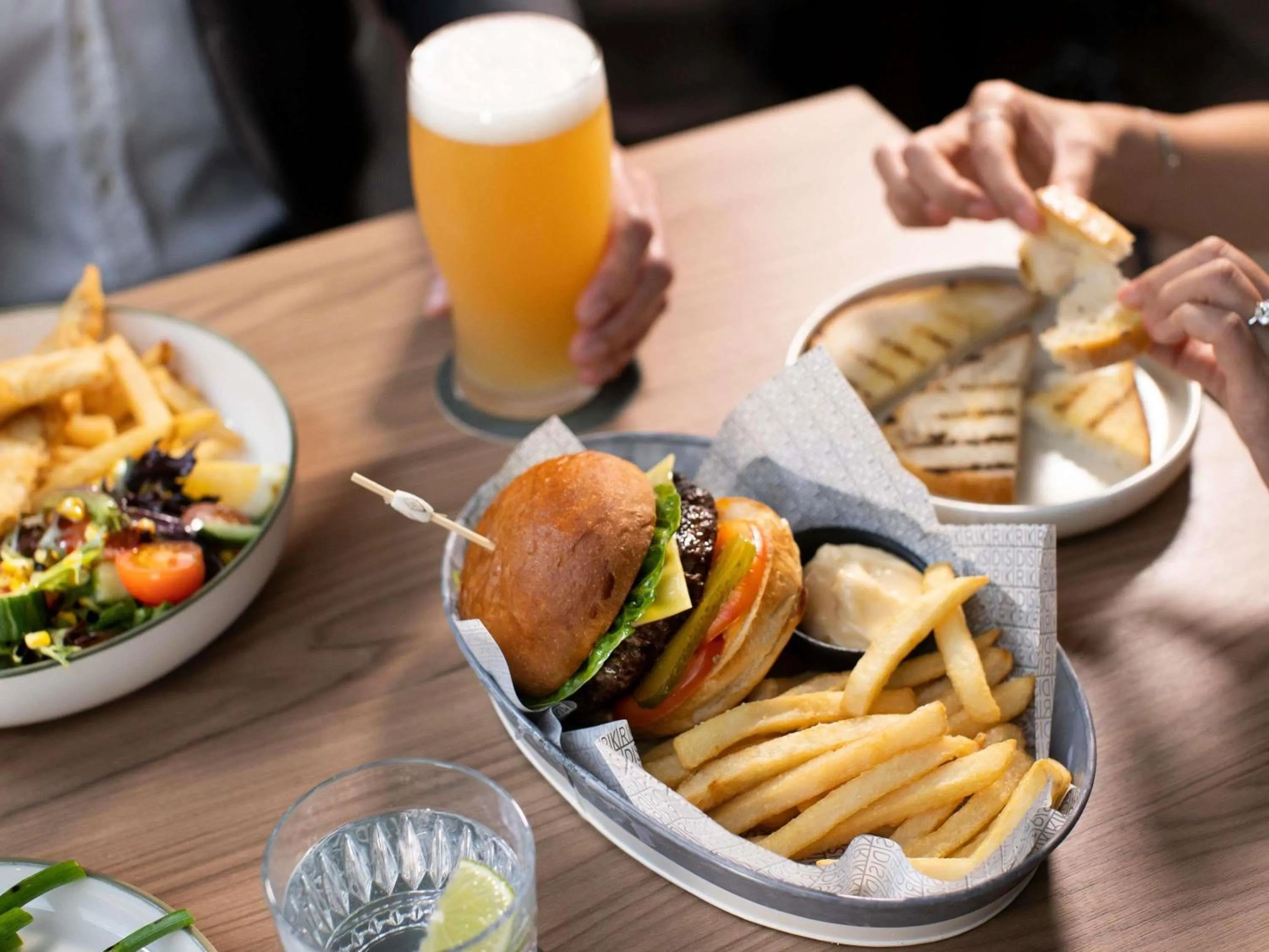 Lounge or bar in Mercure Melbourne Southbank