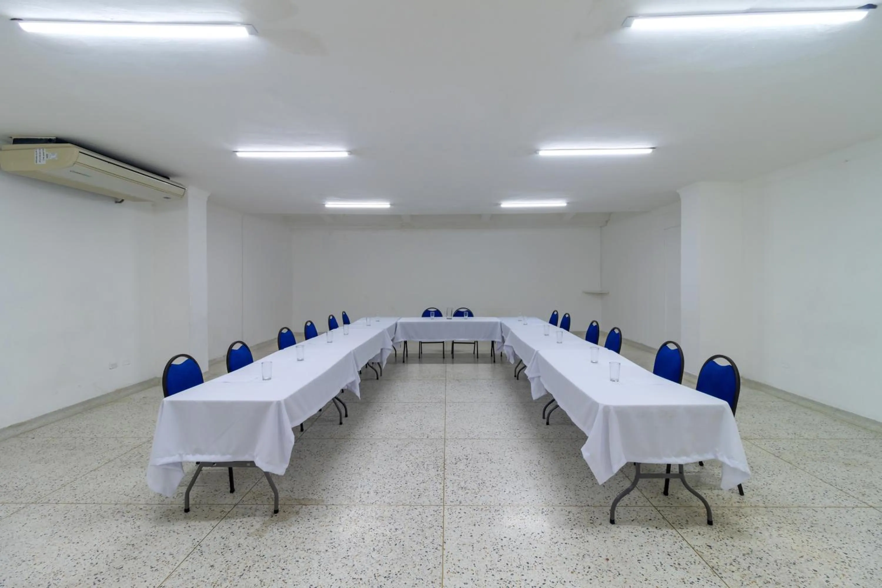 Meeting/conference room in Hotel Axis Inn By GEH Suites