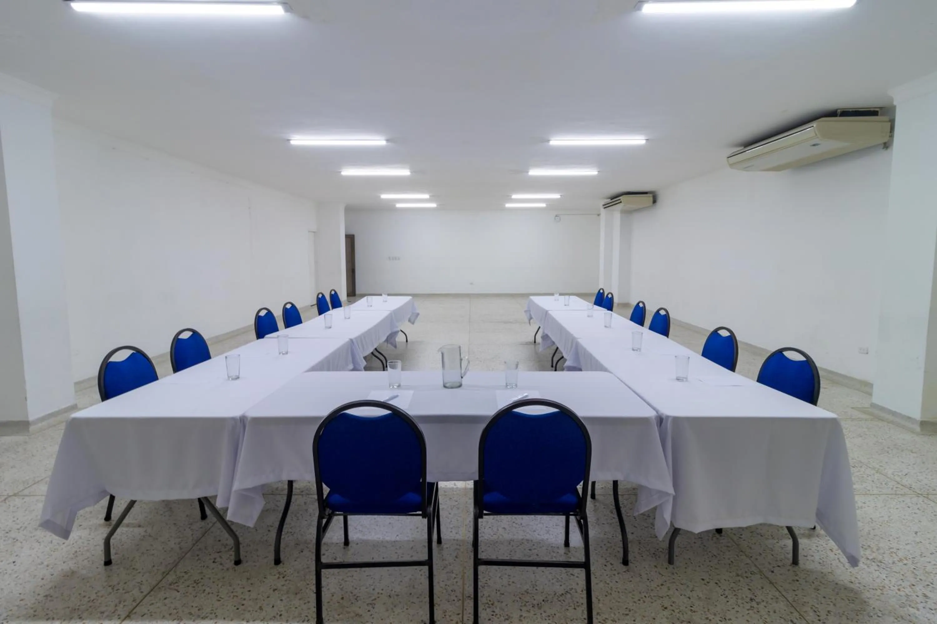 Lounge or bar in Hotel Axis Inn By GEH Suites