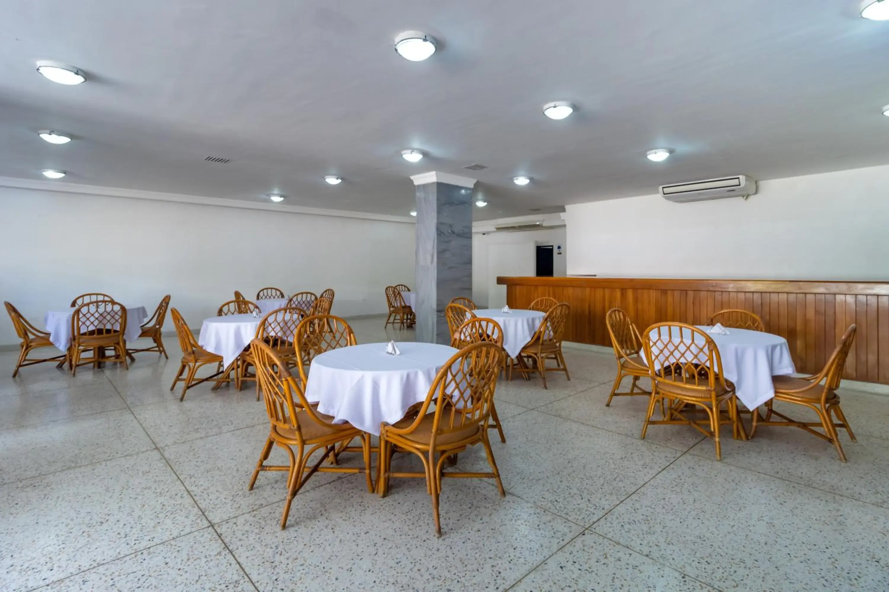 Restaurant/places to eat in Hotel Axis Inn By GEH Suites Restaurant/places to eat in Hotel Axis Inn By GEH Suites