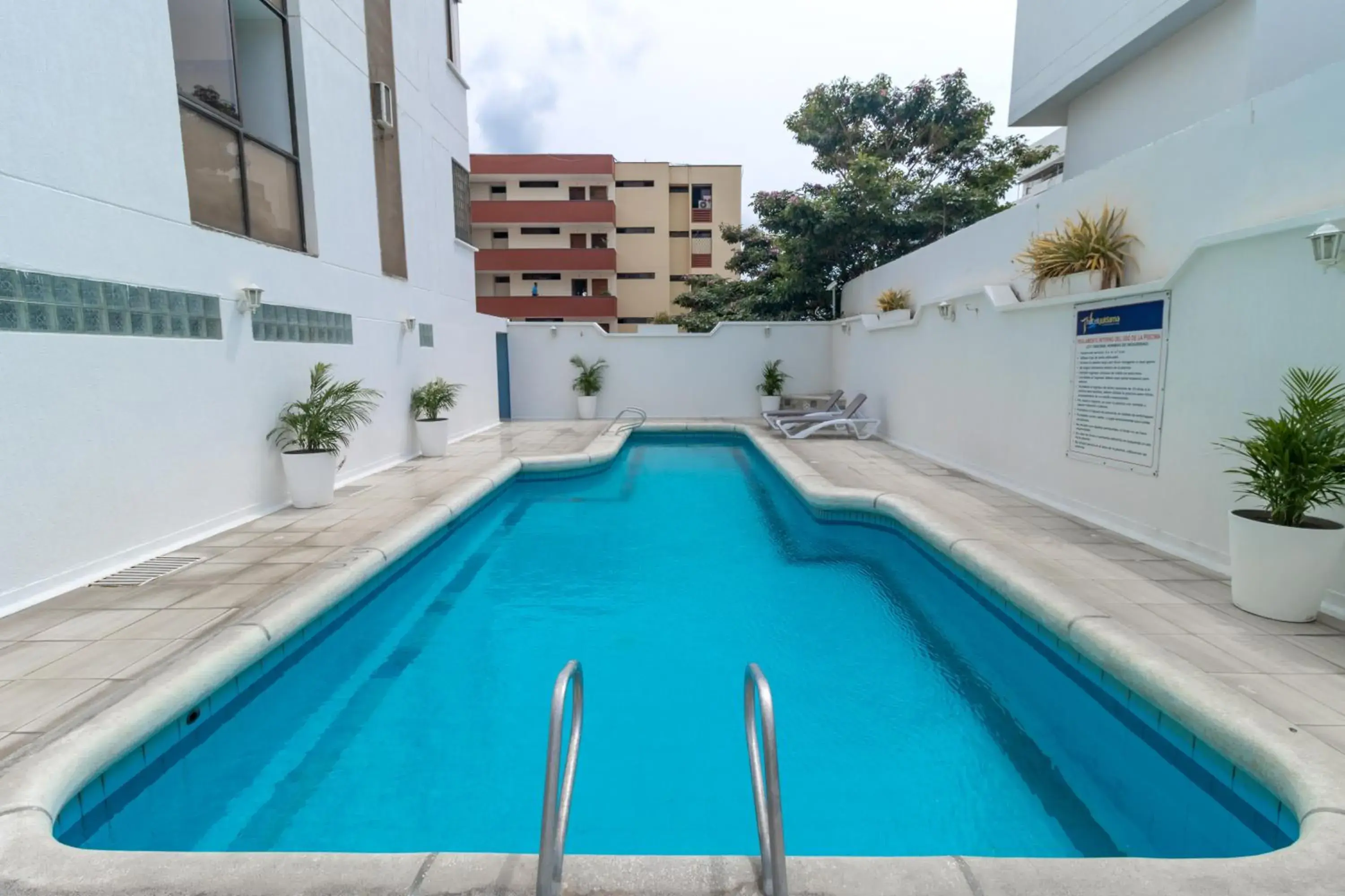 Swimming pool in Hotel Axis Inn By GEH Suites Swimming pool in Hotel Axis Inn By GEH Suites