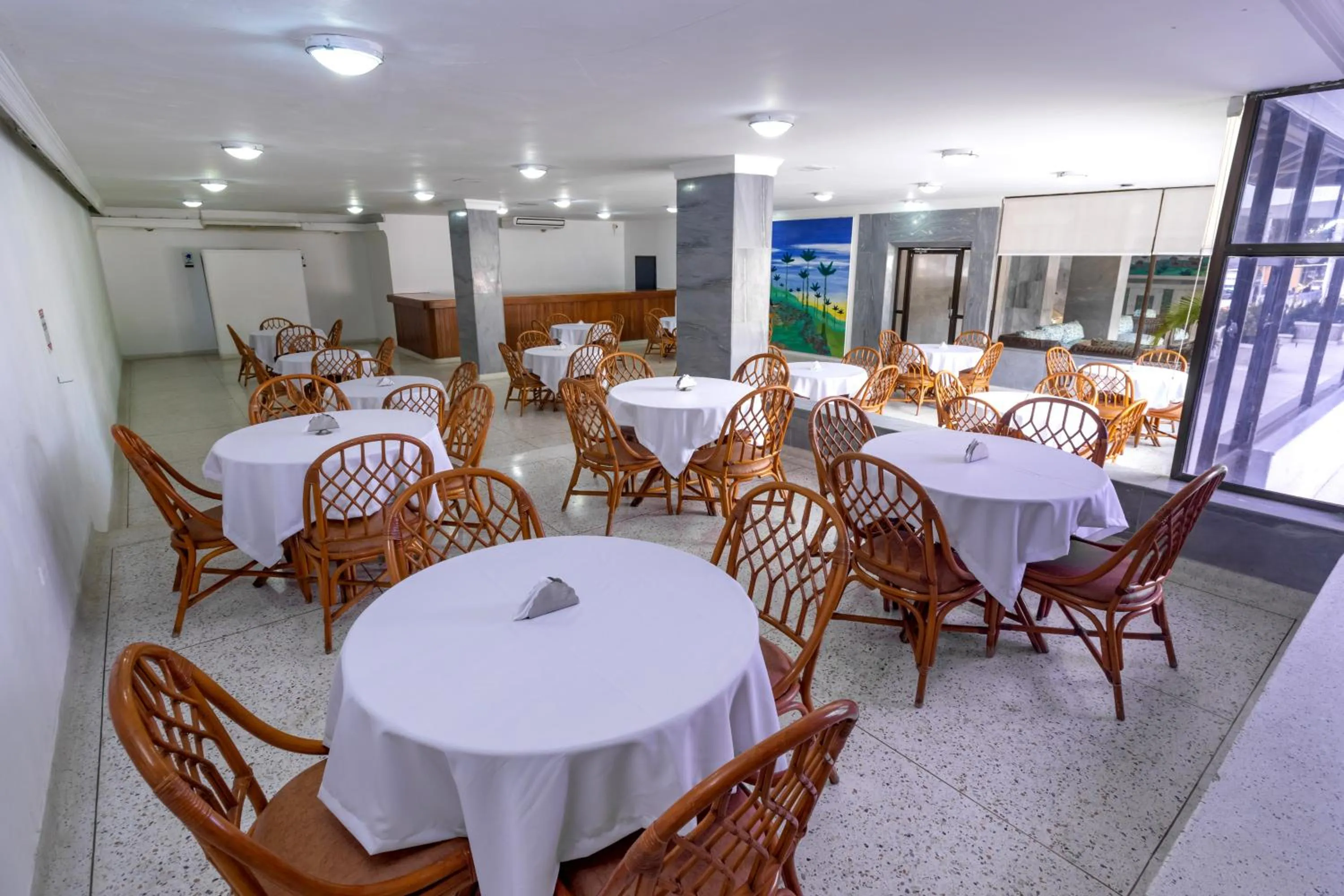 Restaurant/places to eat in Hotel Axis Inn By GEH Suites