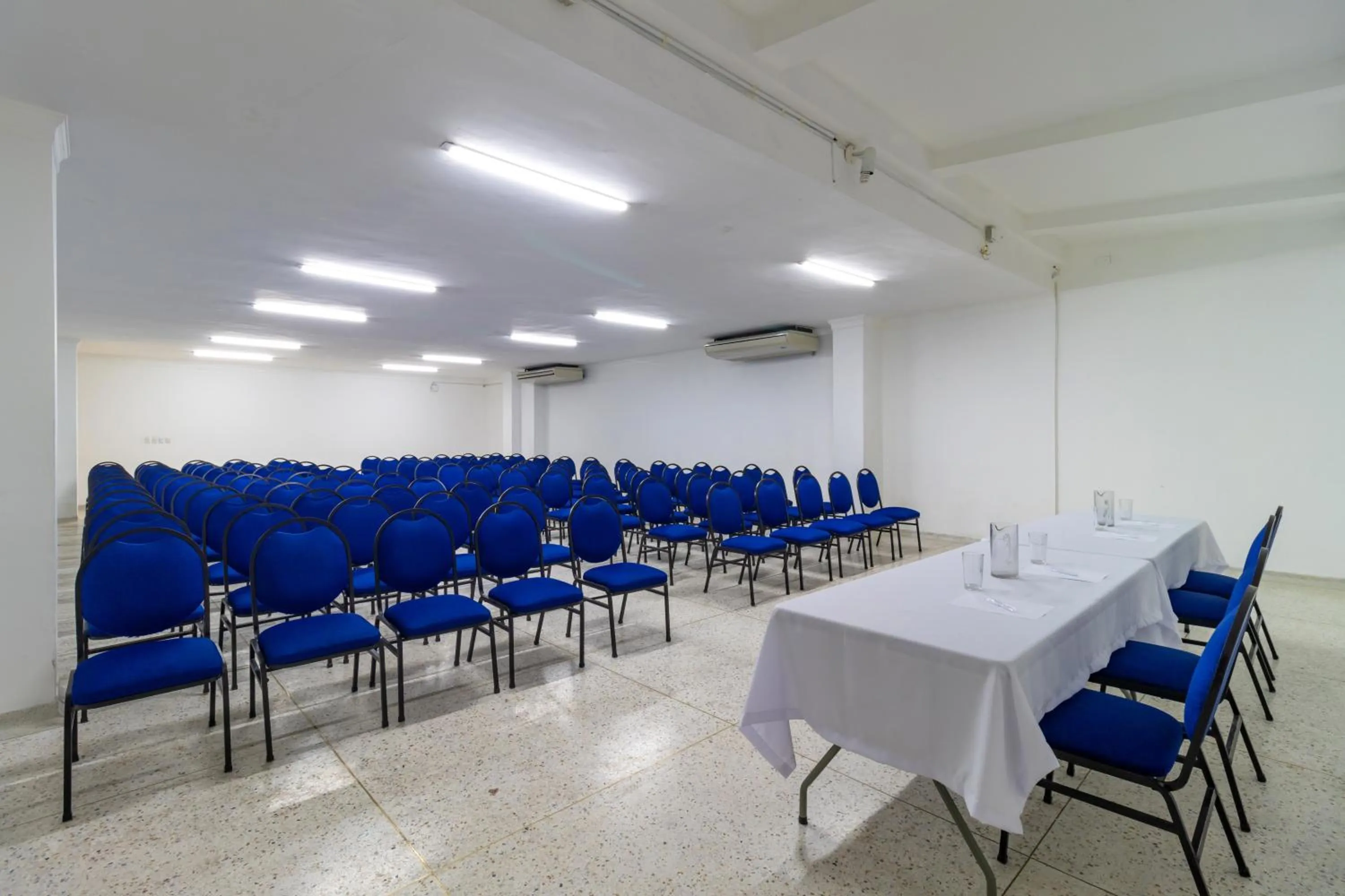 Meeting/conference room in Hotel Axis Inn By GEH Suites