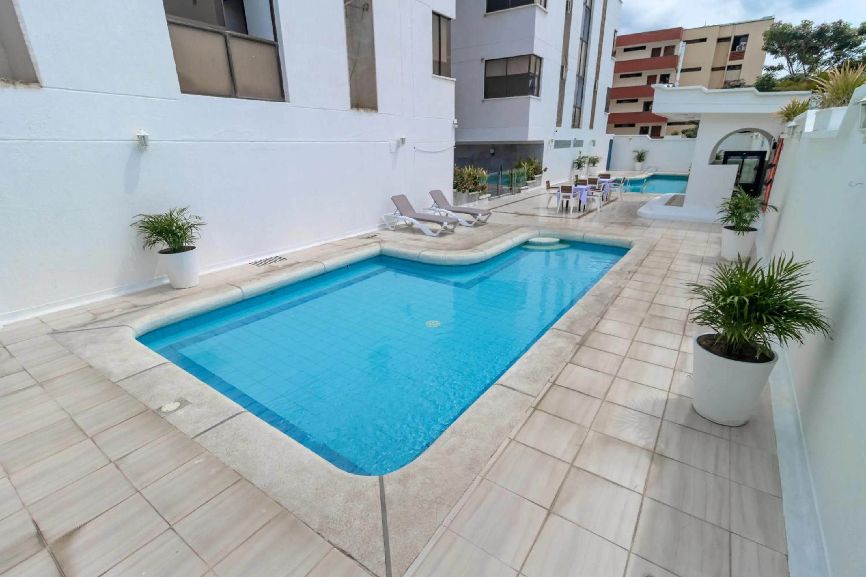 Swimming pool in Hotel Axis Inn By GEH Suites