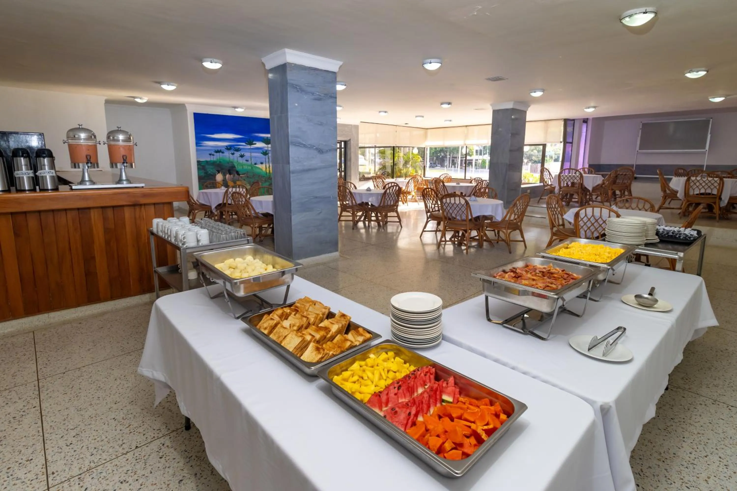 Restaurant/places to eat in Hotel Axis Inn By GEH Suites