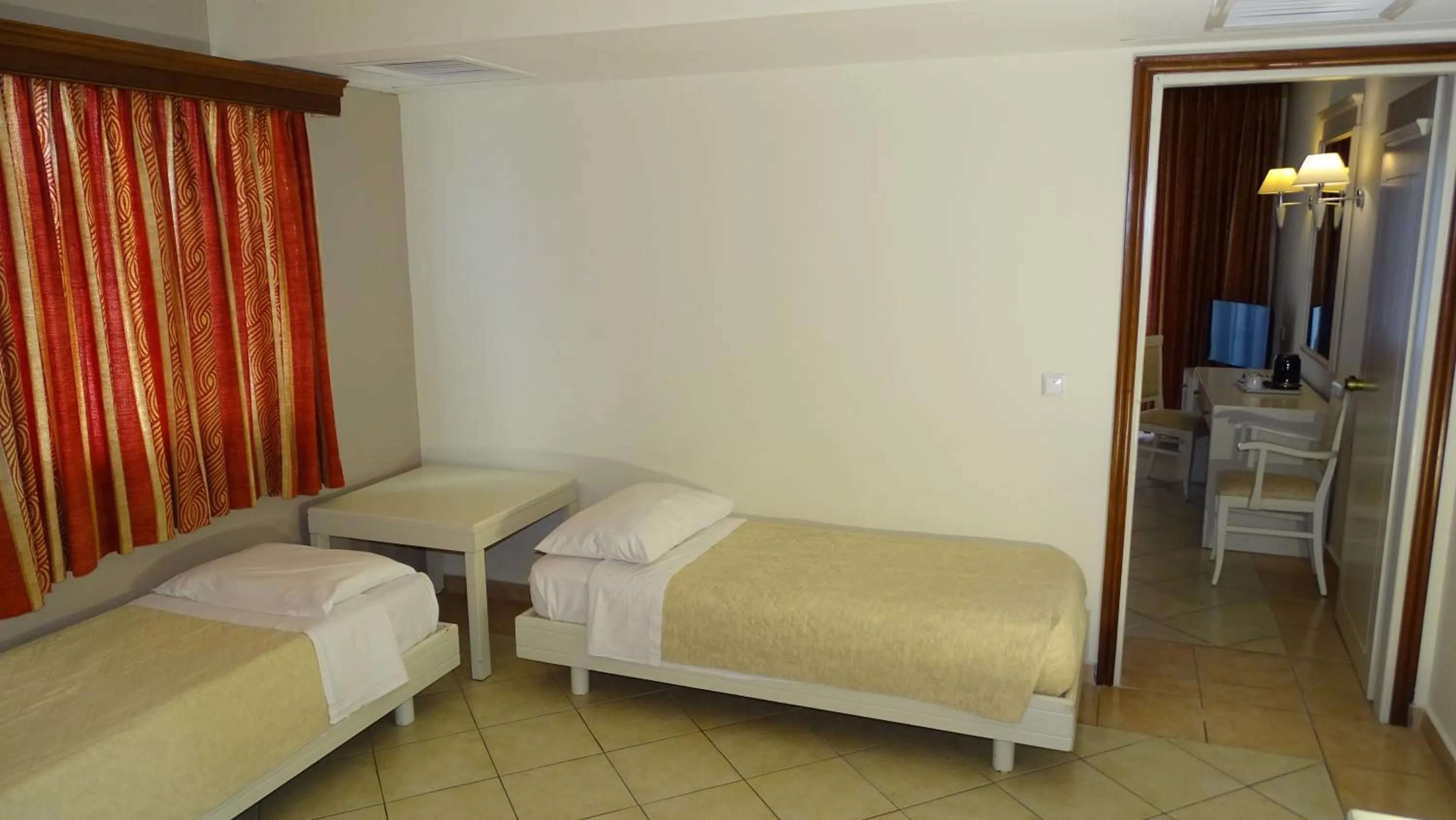 Living room, Bed in Kipriotis Aqualand Hotel