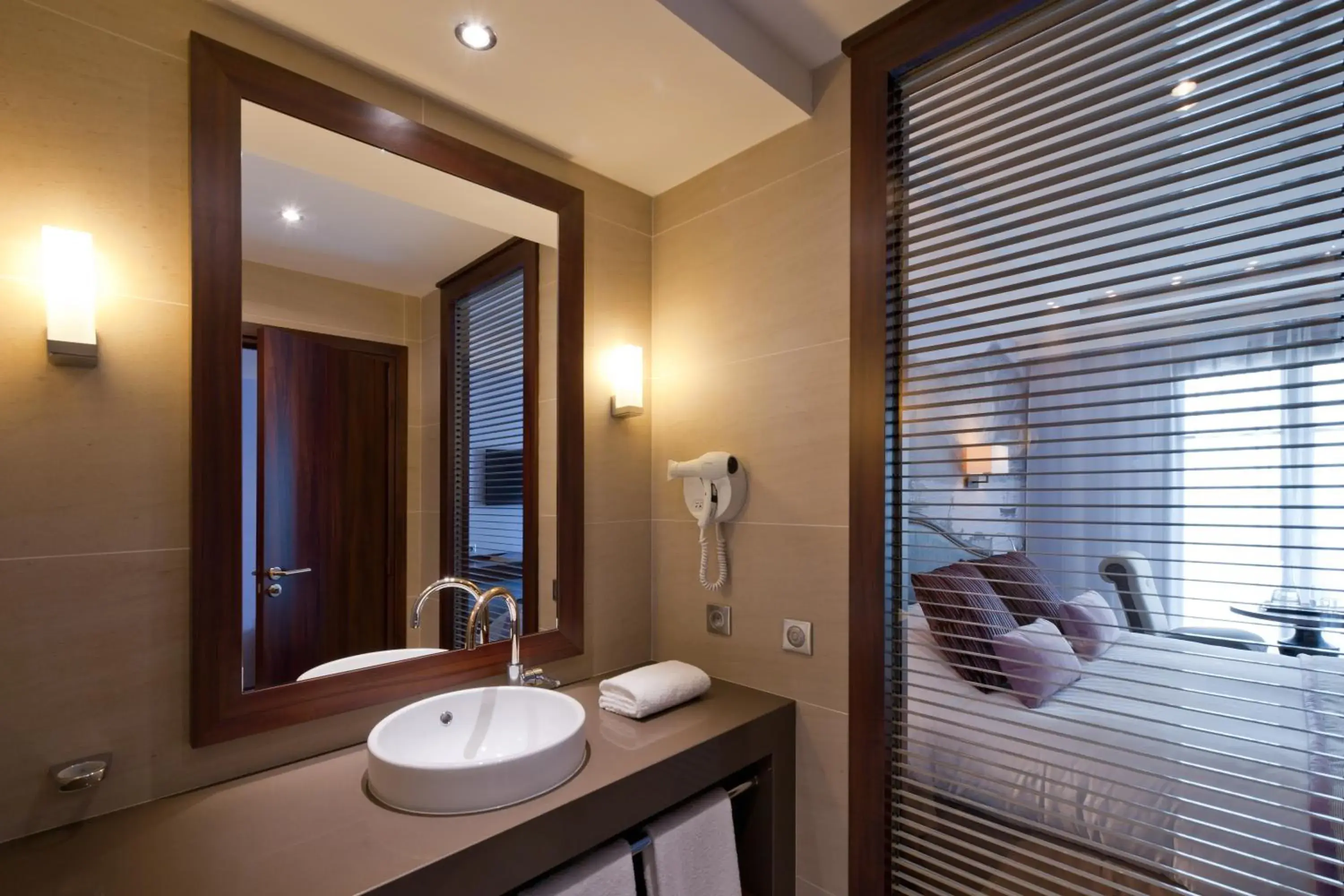 Bed in Hôtel Le Nouveau Monde Bed in Hôtel Le Nouveau Monde