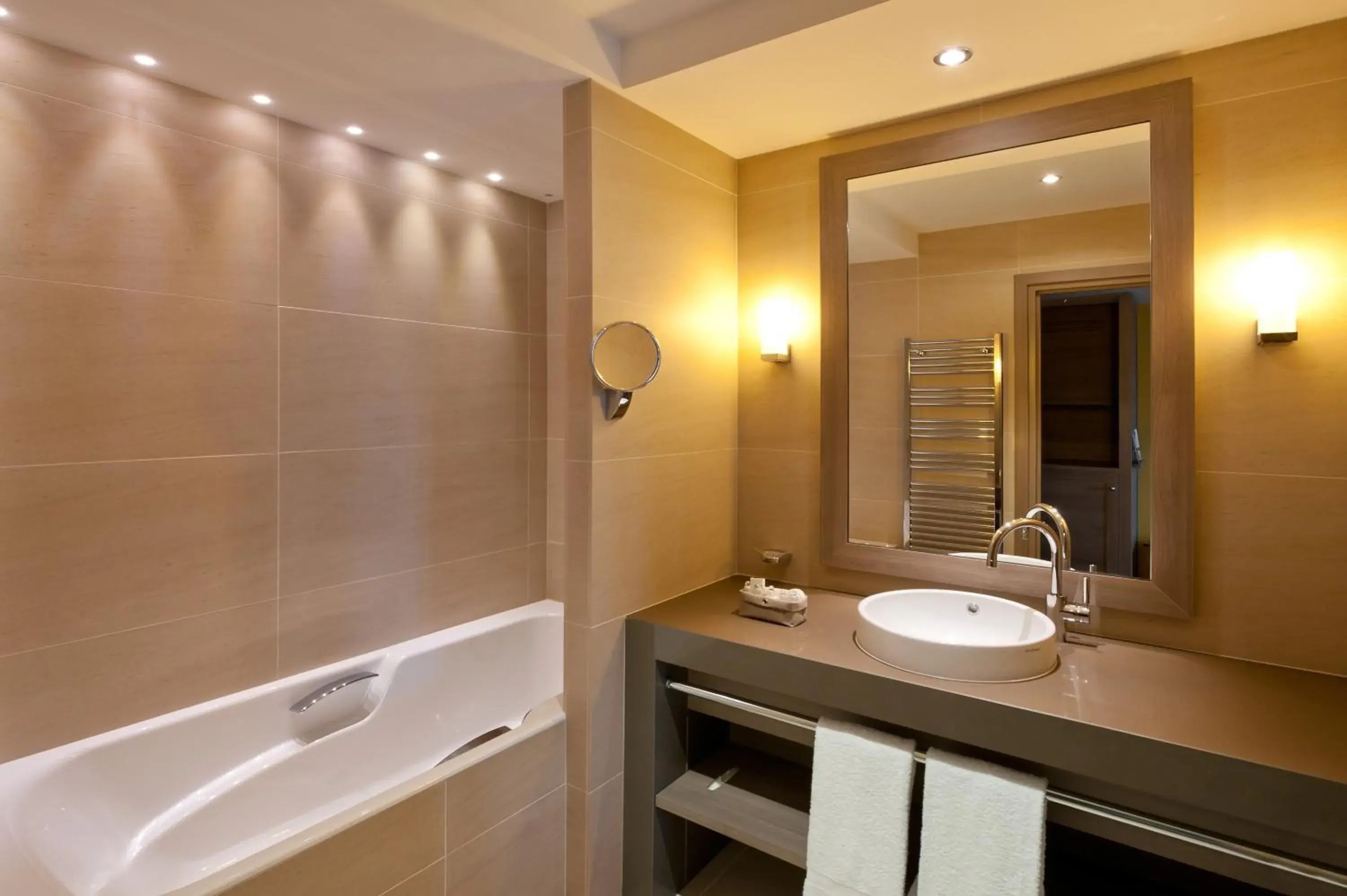 Bathroom in Hôtel Le Nouveau Monde Bathroom in Hôtel Le Nouveau Monde