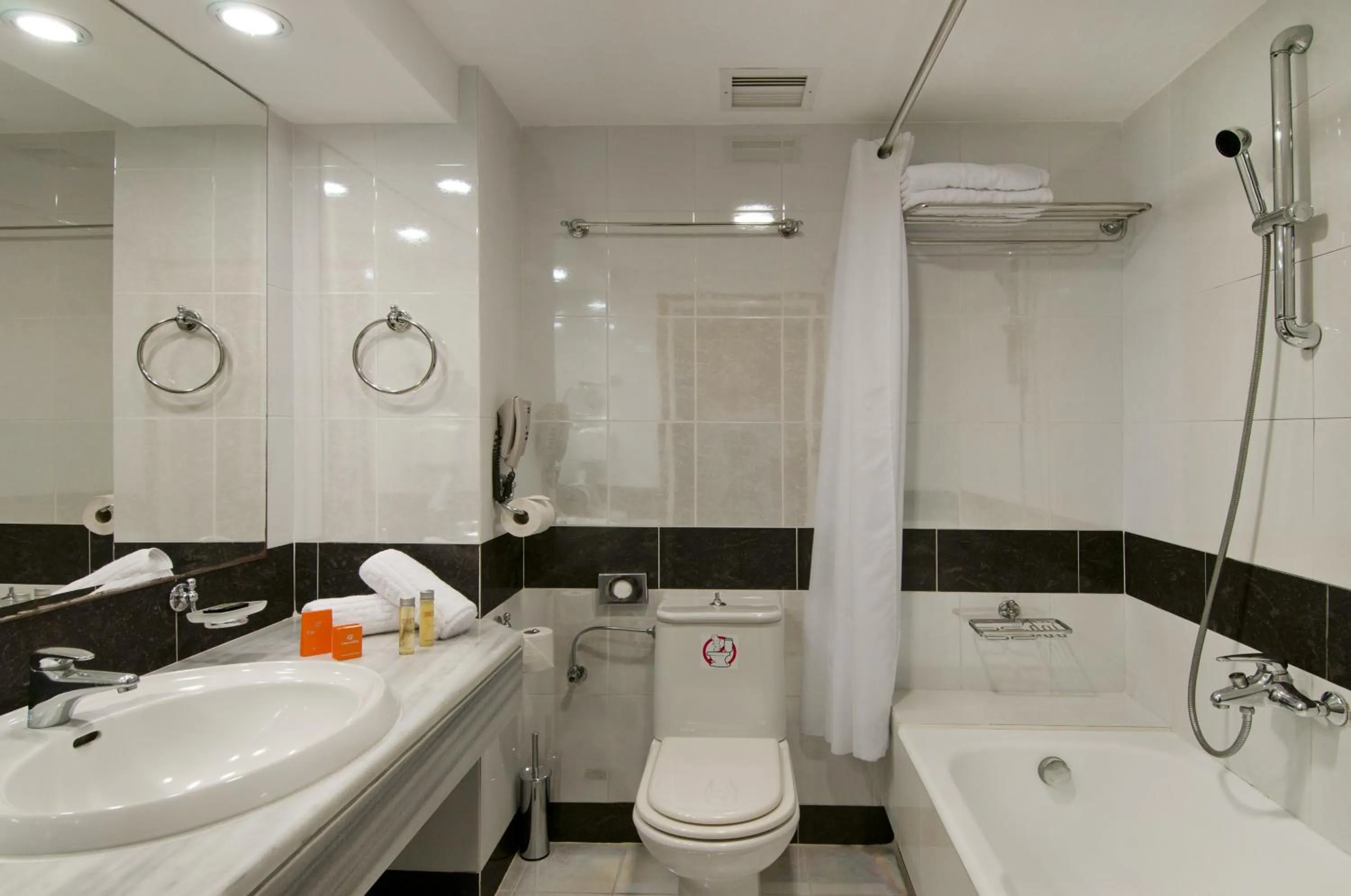 Shower in Kipriotis Panorama Hotel & Suites