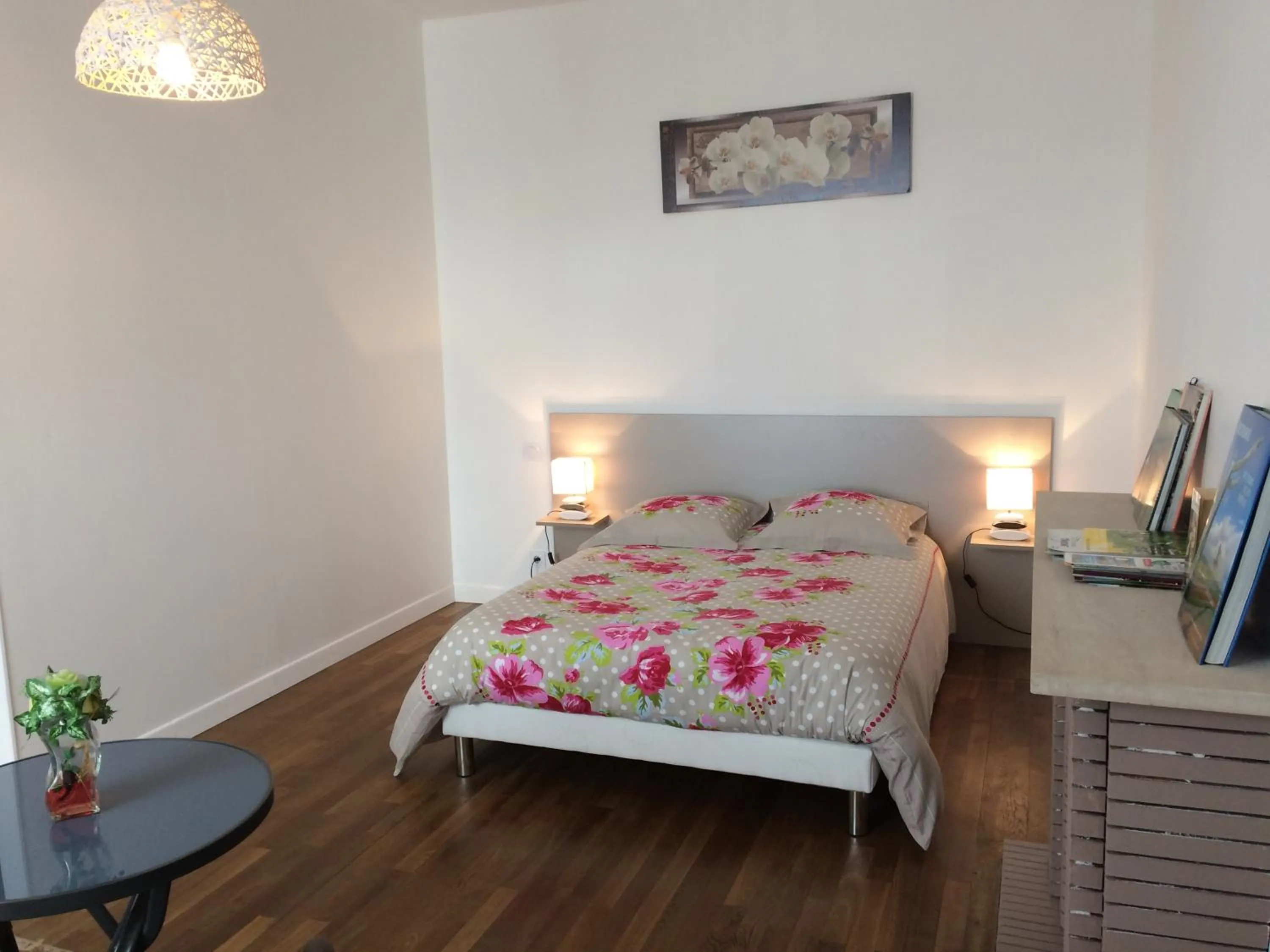 Photo of the whole room, Bed in Chambres " Orchidées "