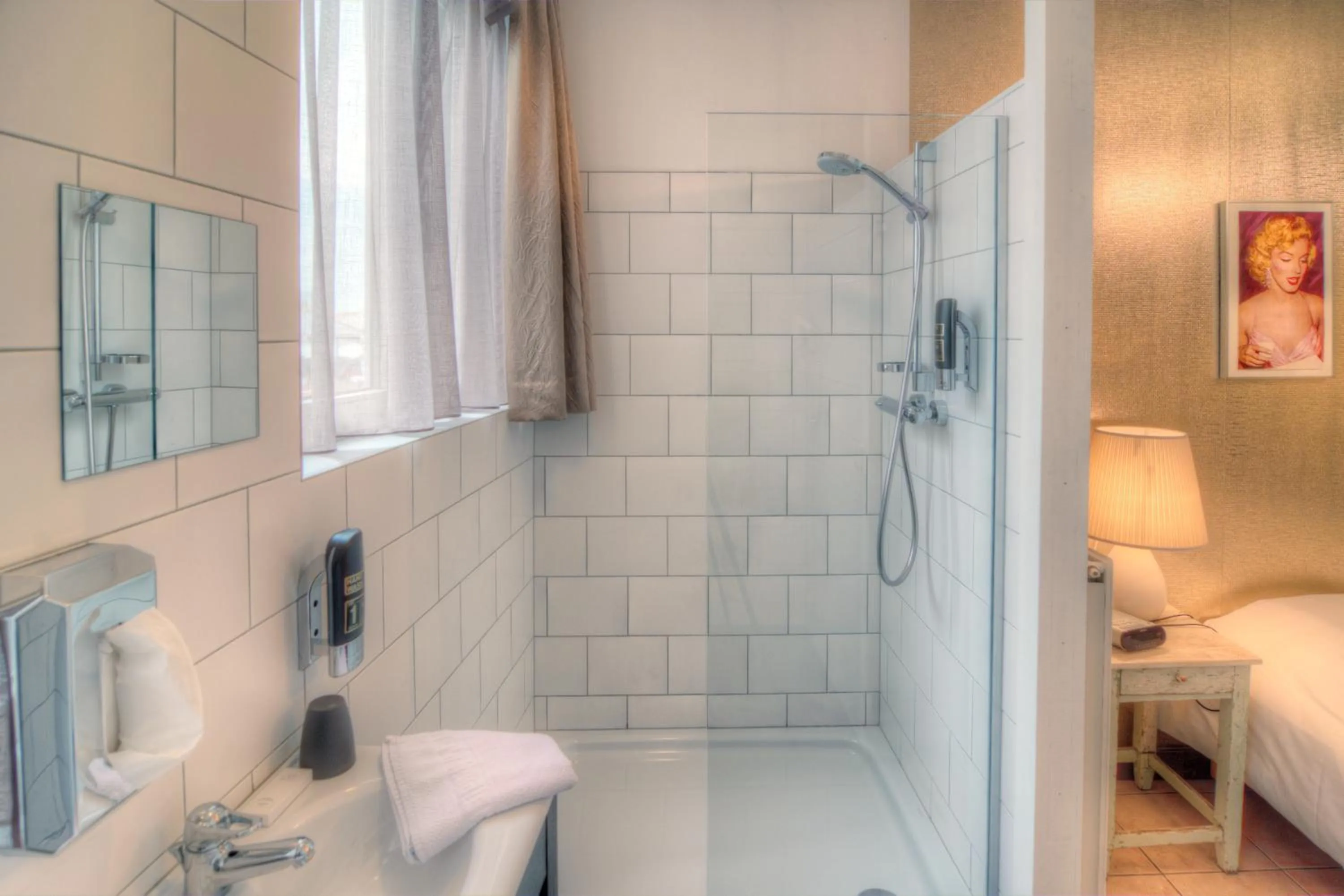 Bathroom, Bed in Hotel Urban Dreams