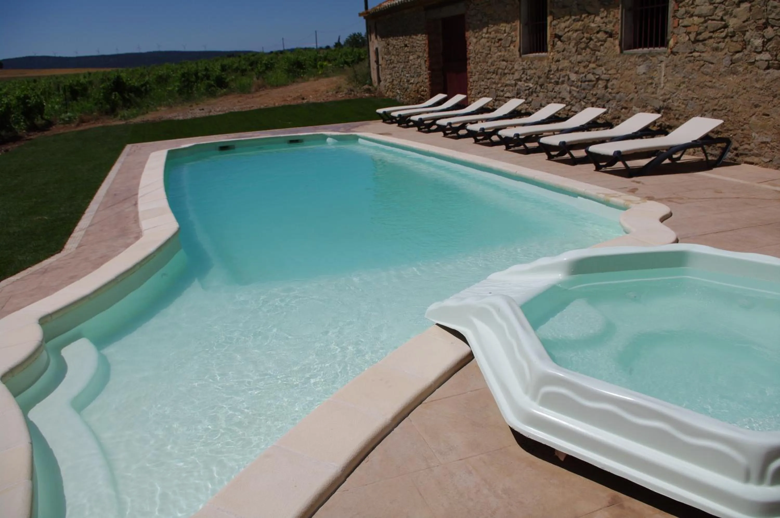 Swimming pool in Chateau Le Vergel Authenac