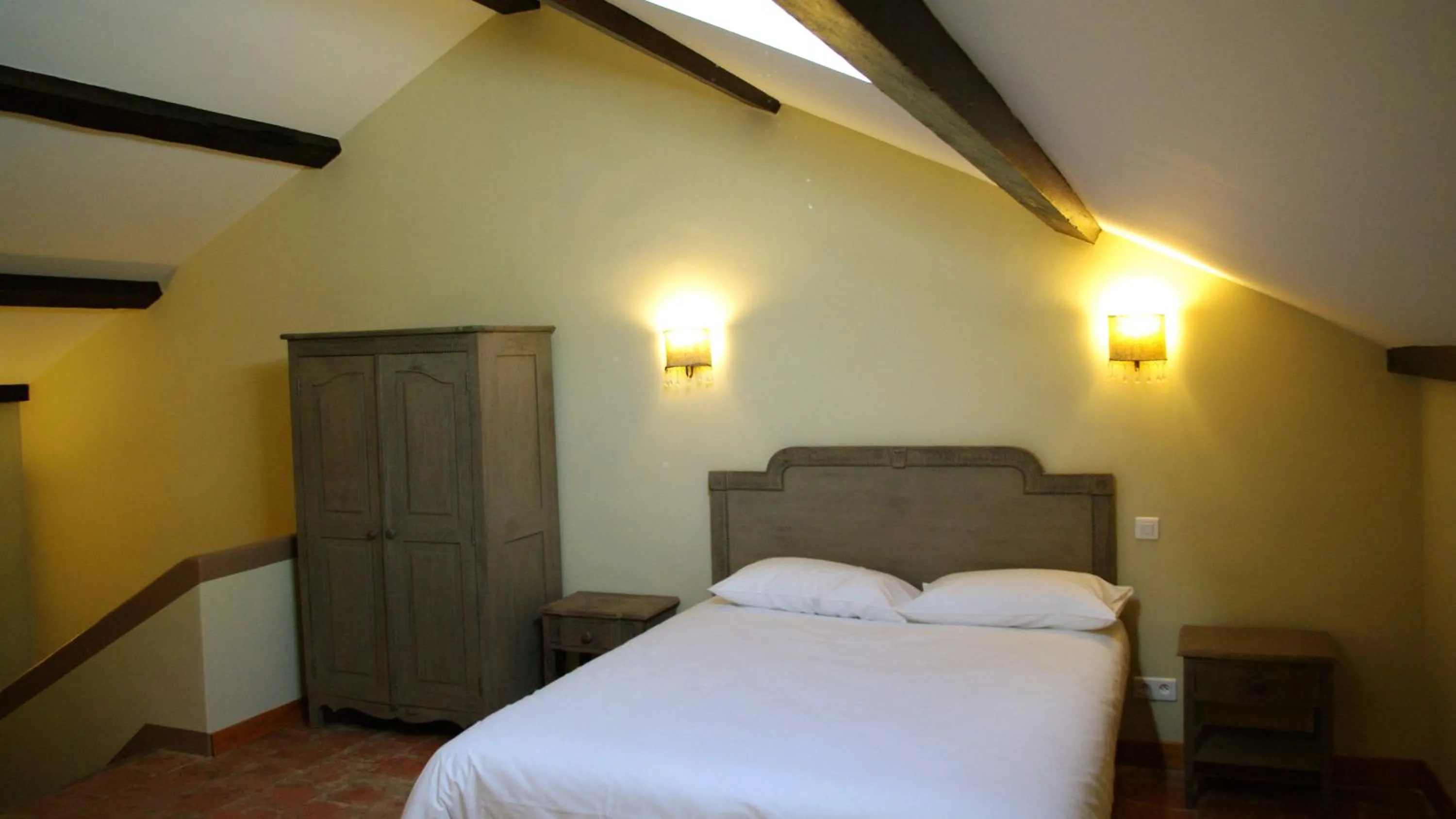 Photo of the whole room in Chateau Le Vergel Authenac