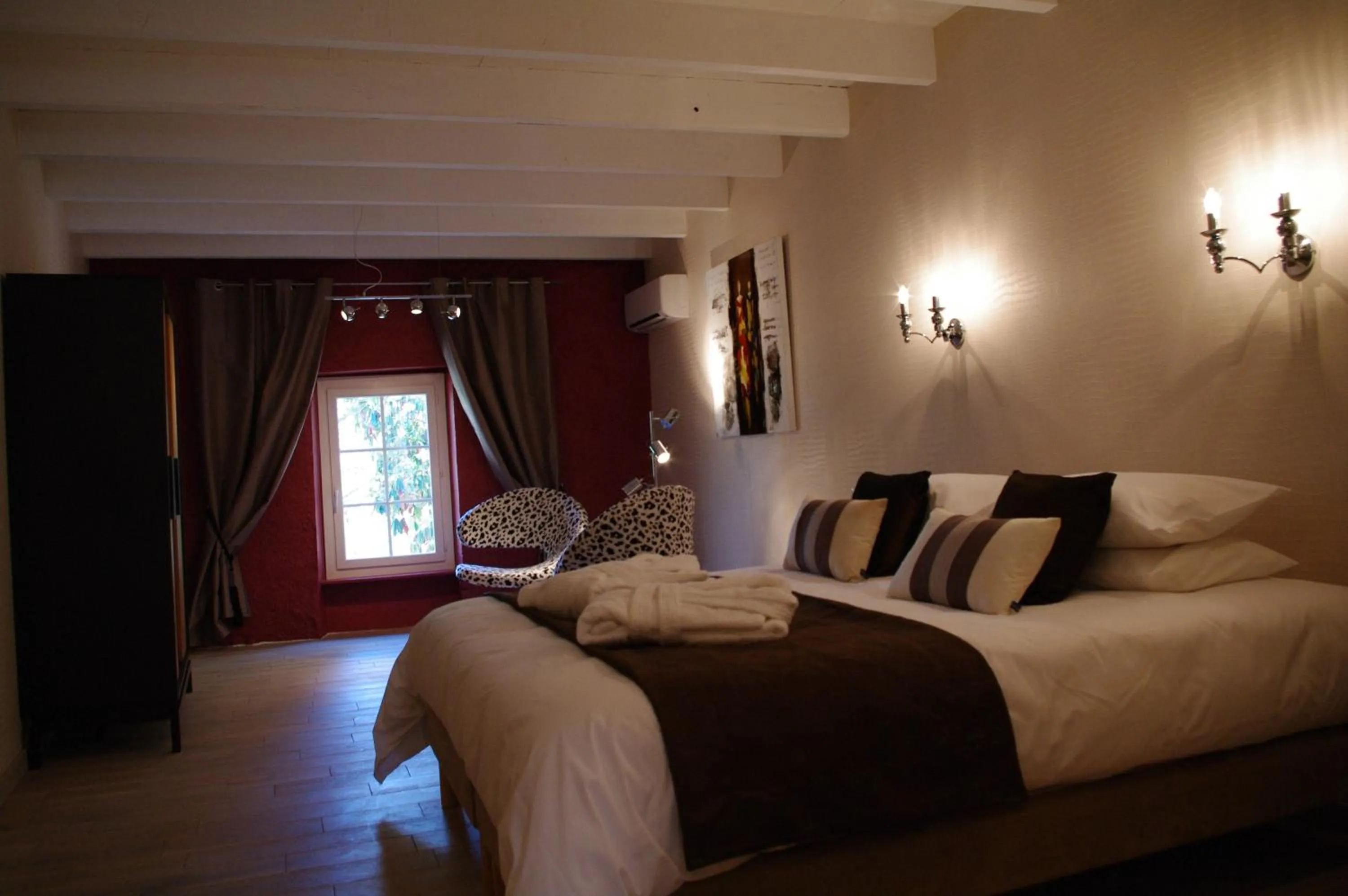 Photo of the whole room in Chateau Le Vergel Authenac