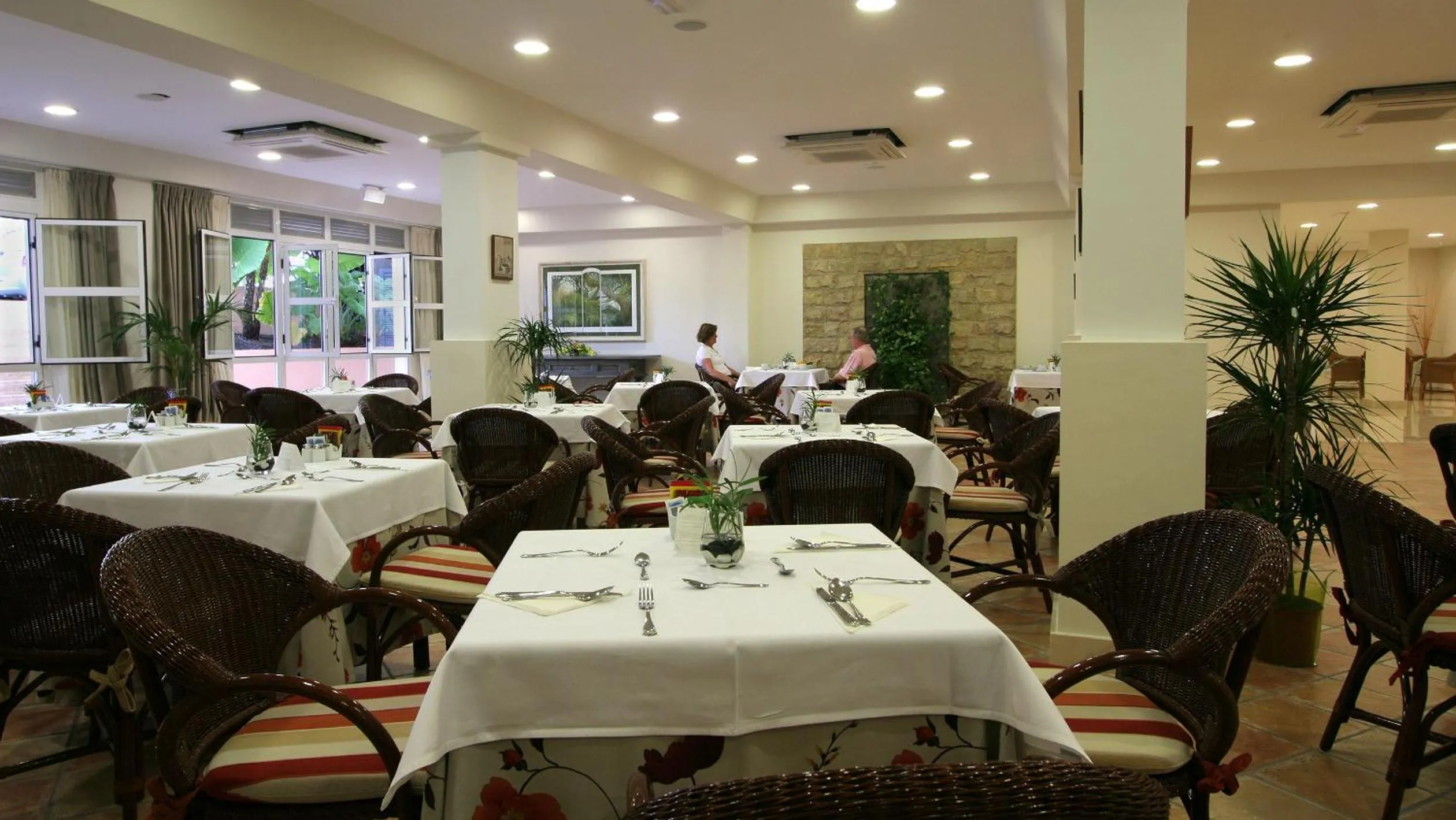 Restaurant/places to eat in Apartamentos Jardín del Conde