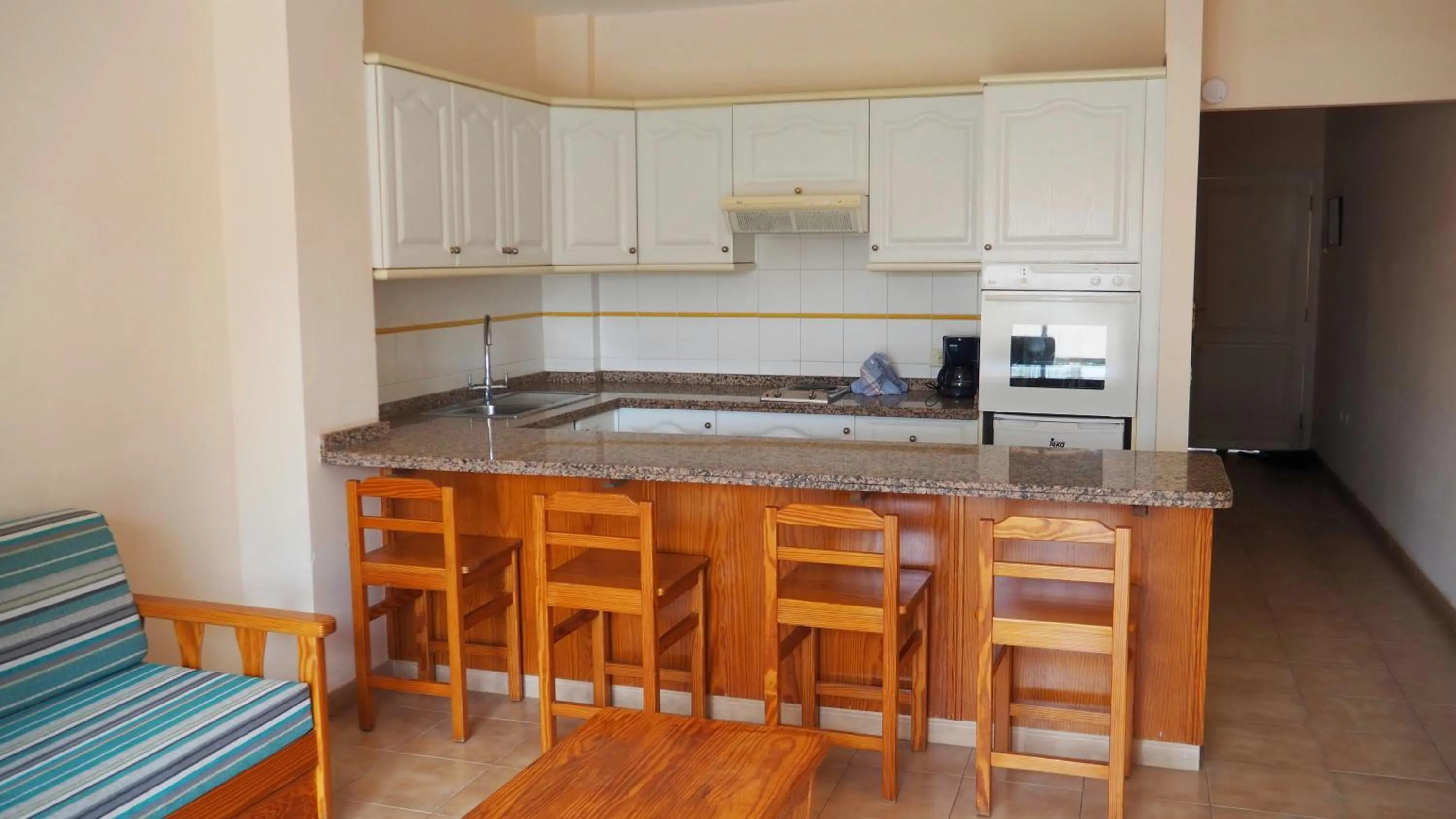 Kitchen or kitchenette in Apartamentos Jardín del Conde