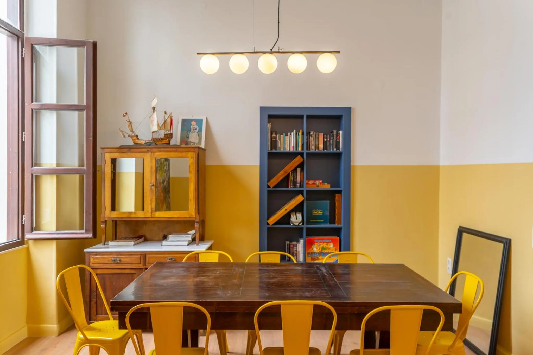 Library in Intra Muros Hostel