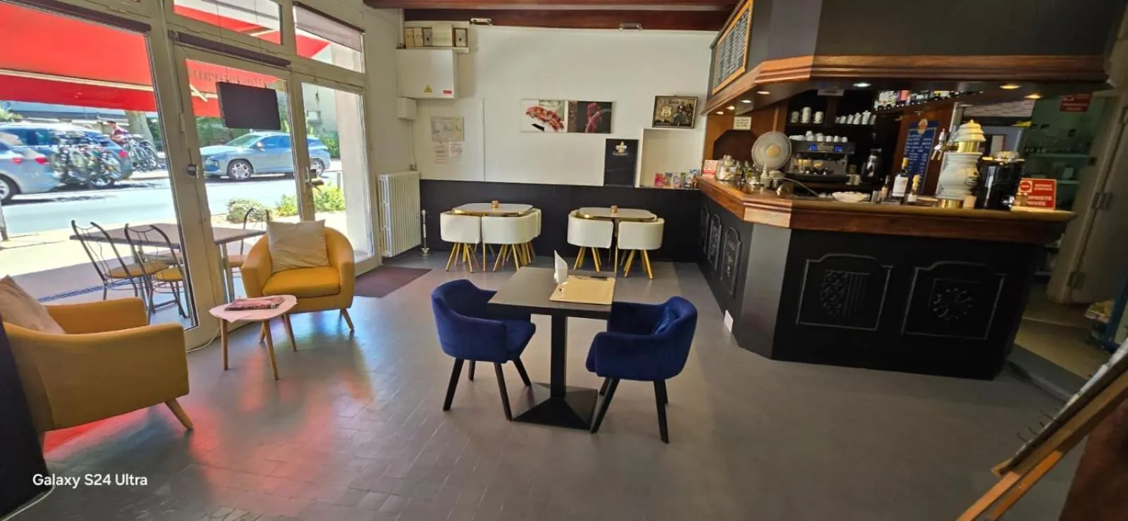 Lounge or bar in Hôtel Restaurant Les Alizes Loriol Le Pouzin