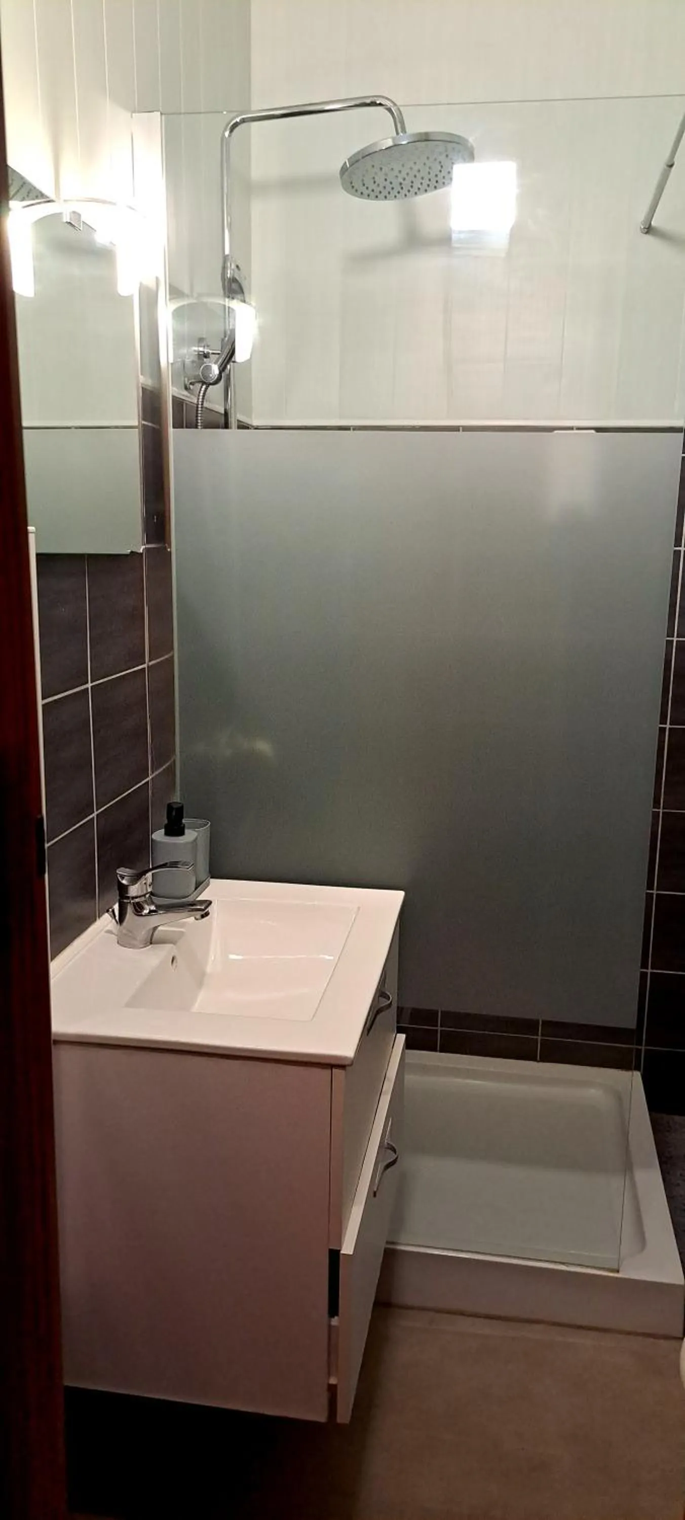 Shower in Hôtel Restaurant Les Alizes Loriol Le Pouzin