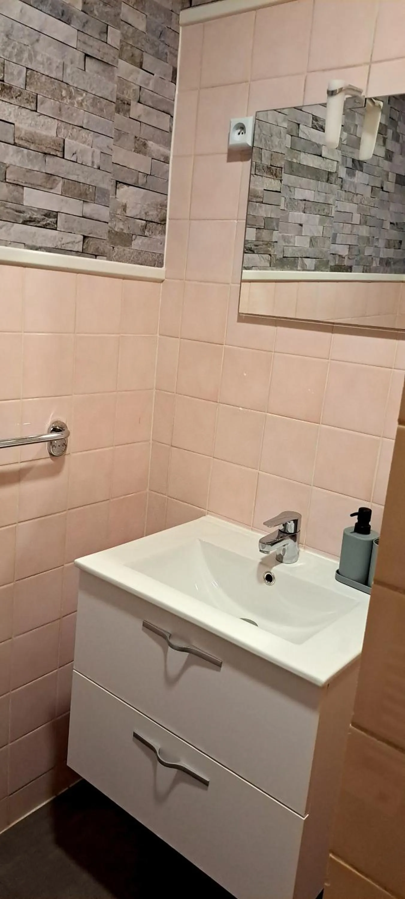 Bathroom in Hôtel Restaurant Les Alizes Loriol Le Pouzin