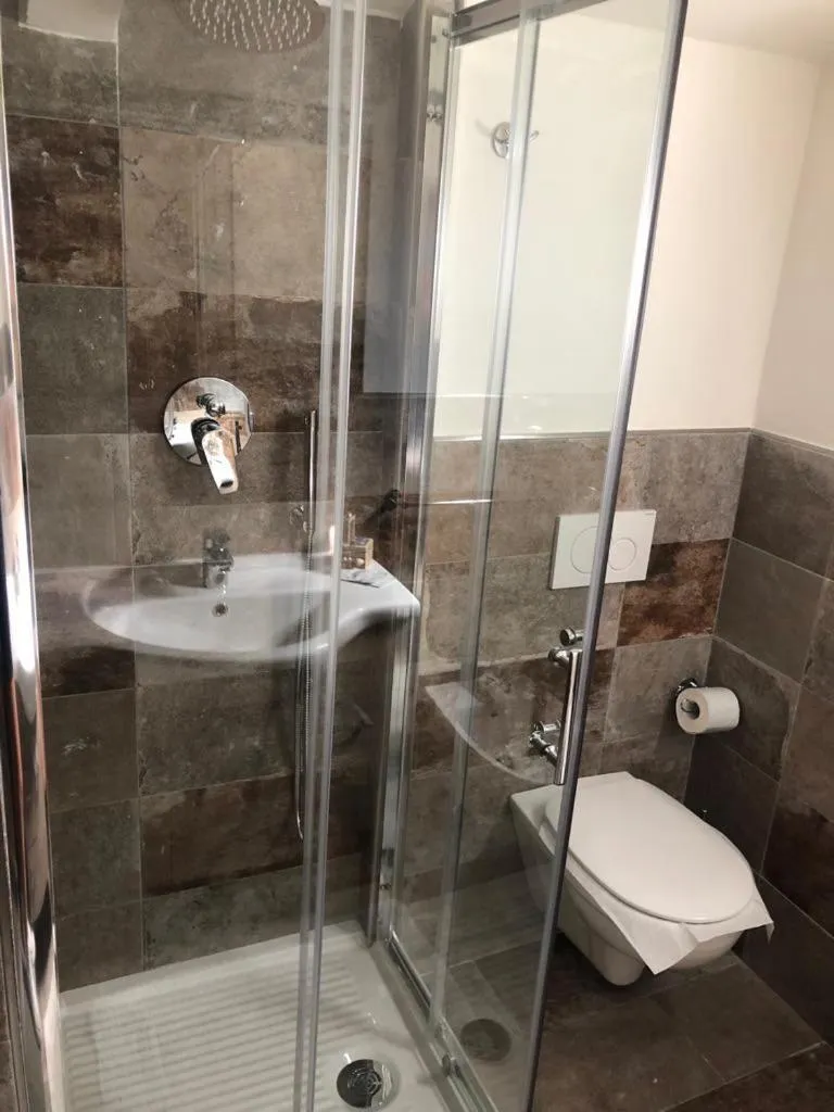 Shower in La Valle di Anna