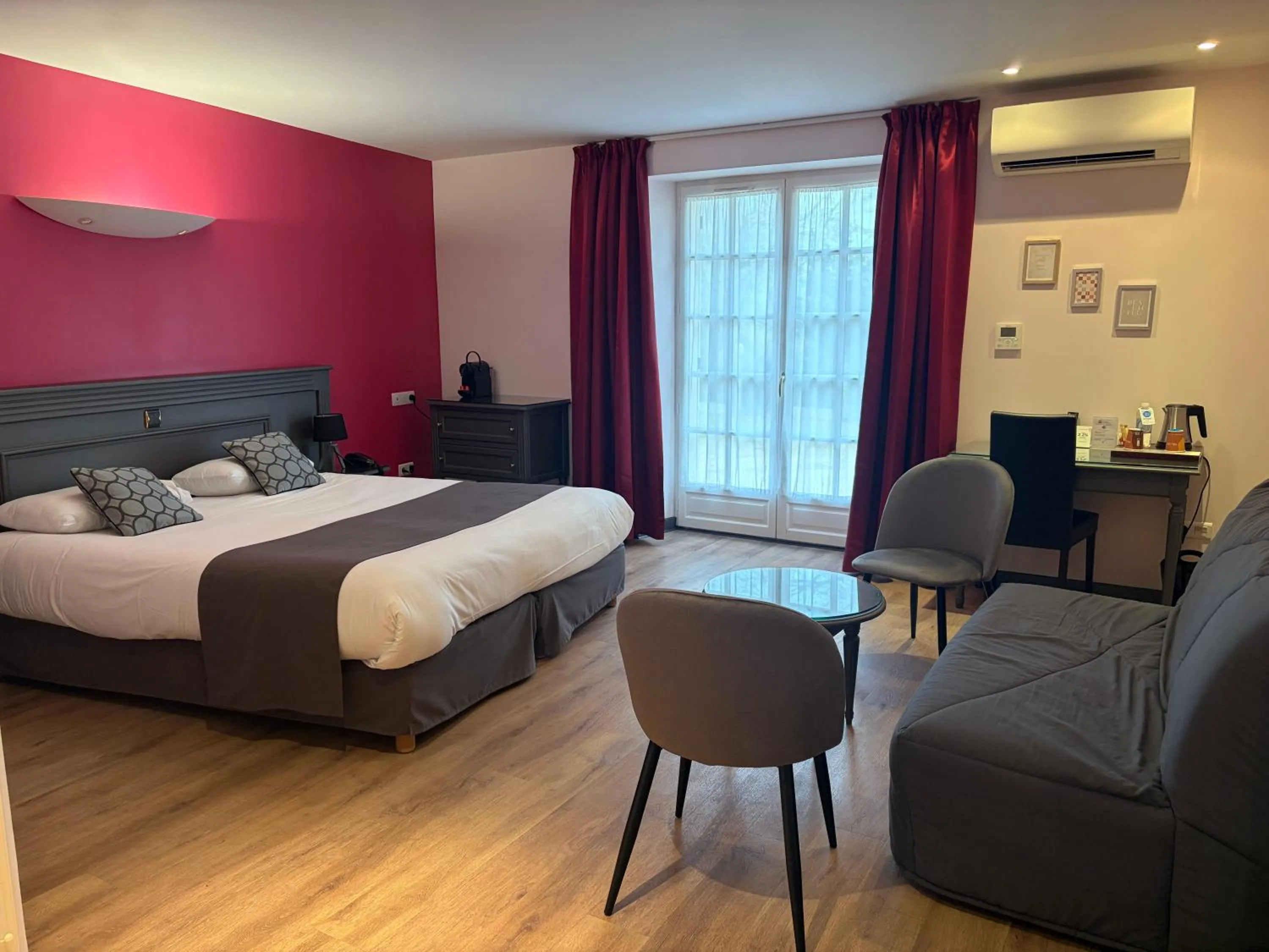 Bed in Logis Hôtel Restaurant Le Moulin de la Coudre