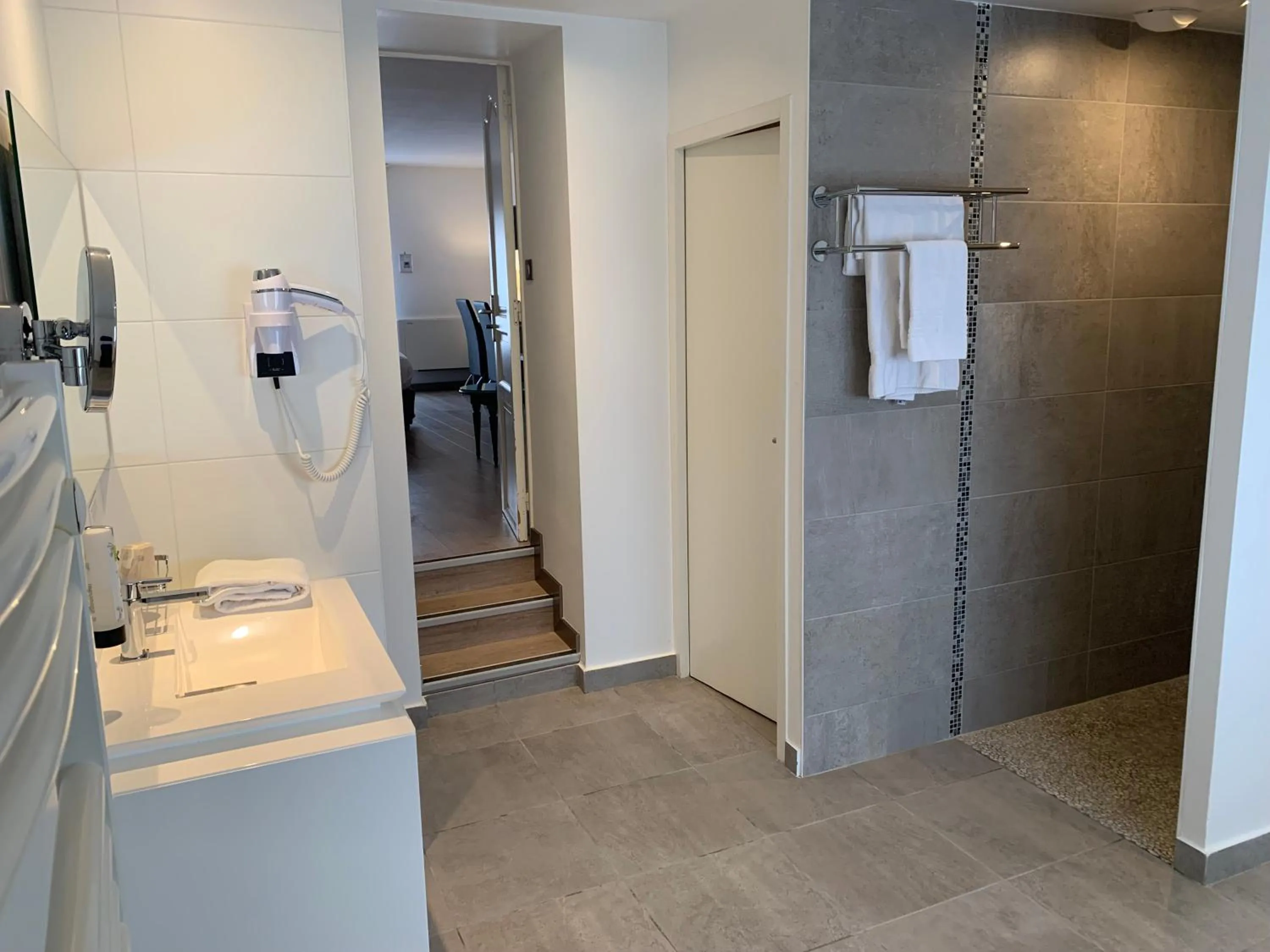 Shower in Logis Hôtel Restaurant Le Moulin de la Coudre