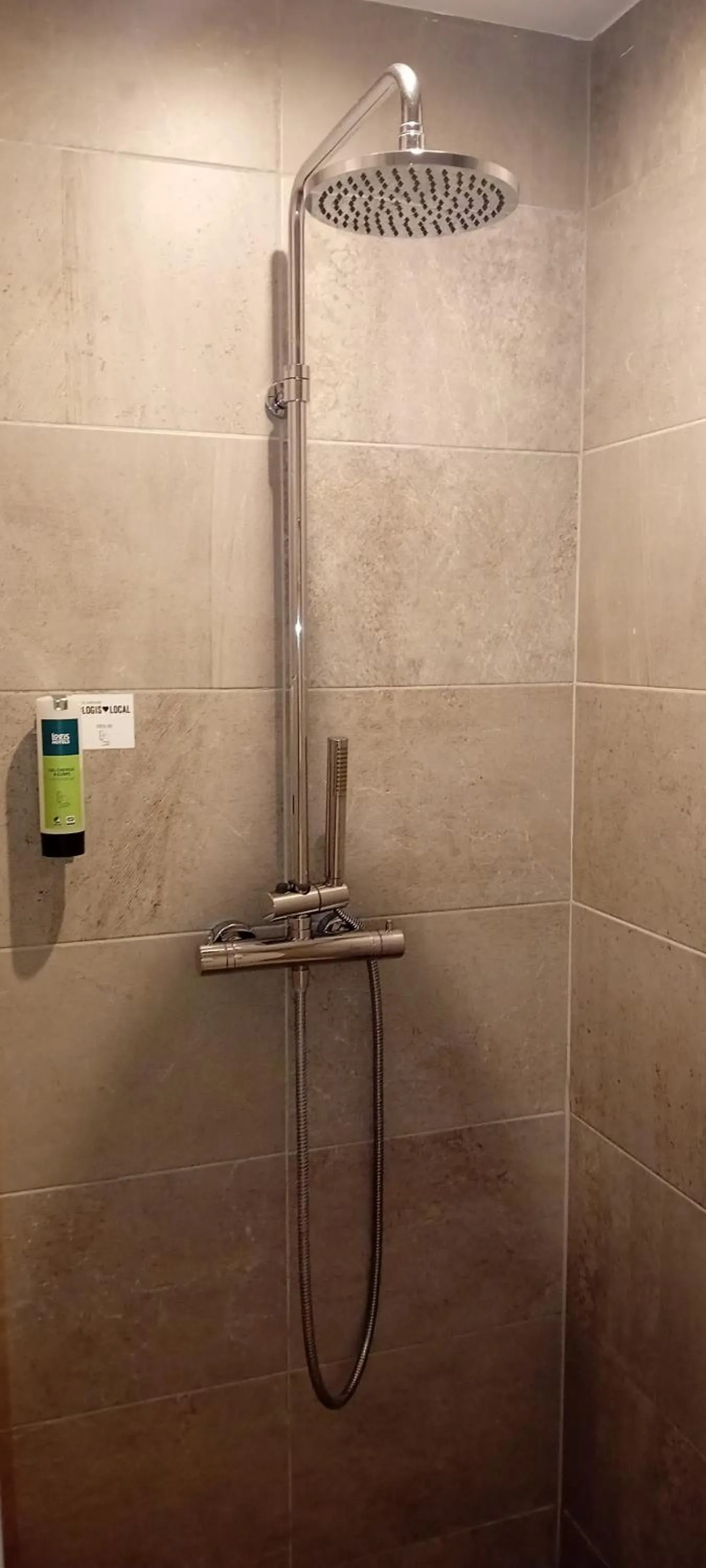 Shower in Logis Hôtel Restaurant Le Moulin de la Coudre