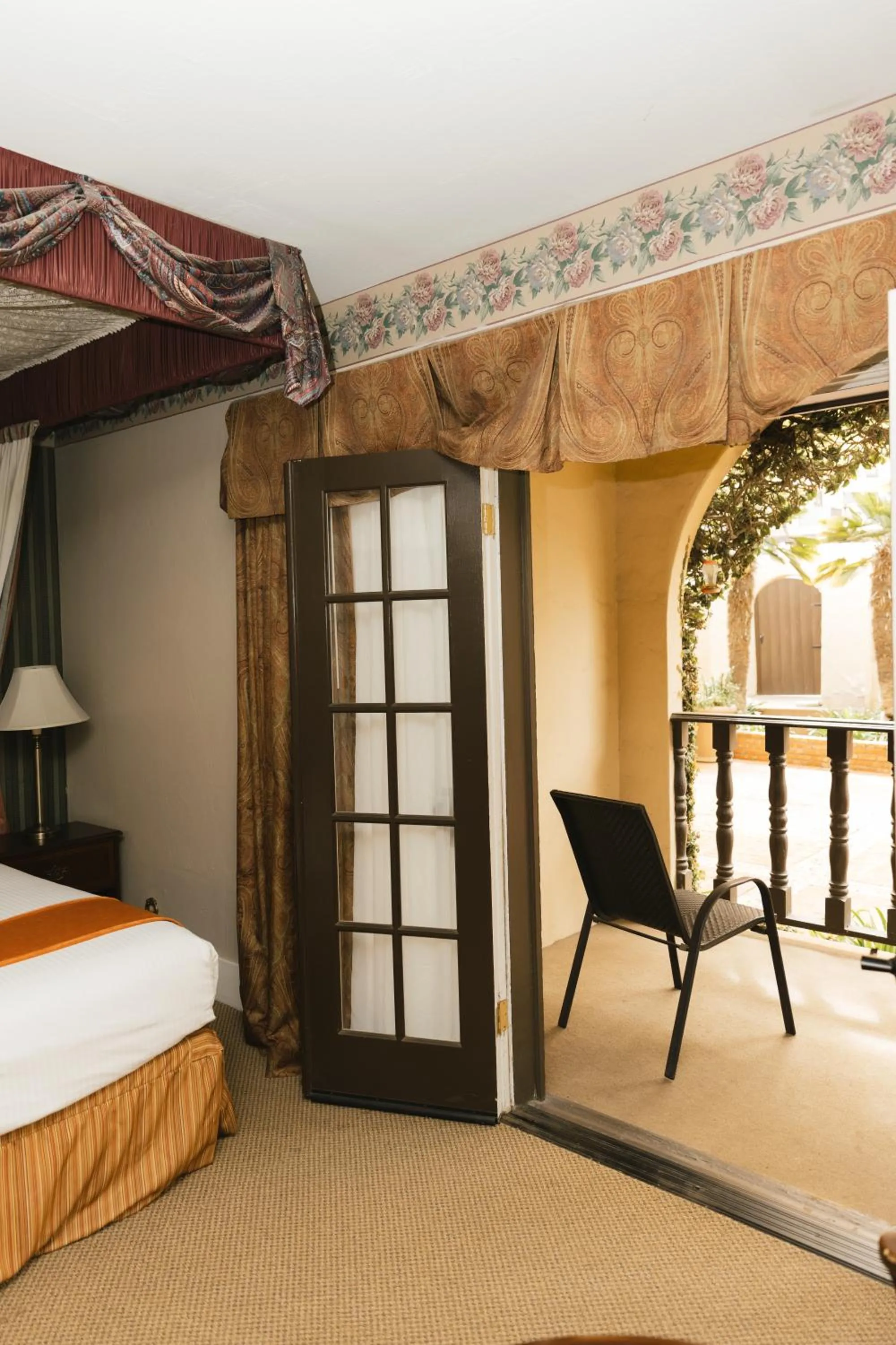 Bed in Historic Santa Maria Inn